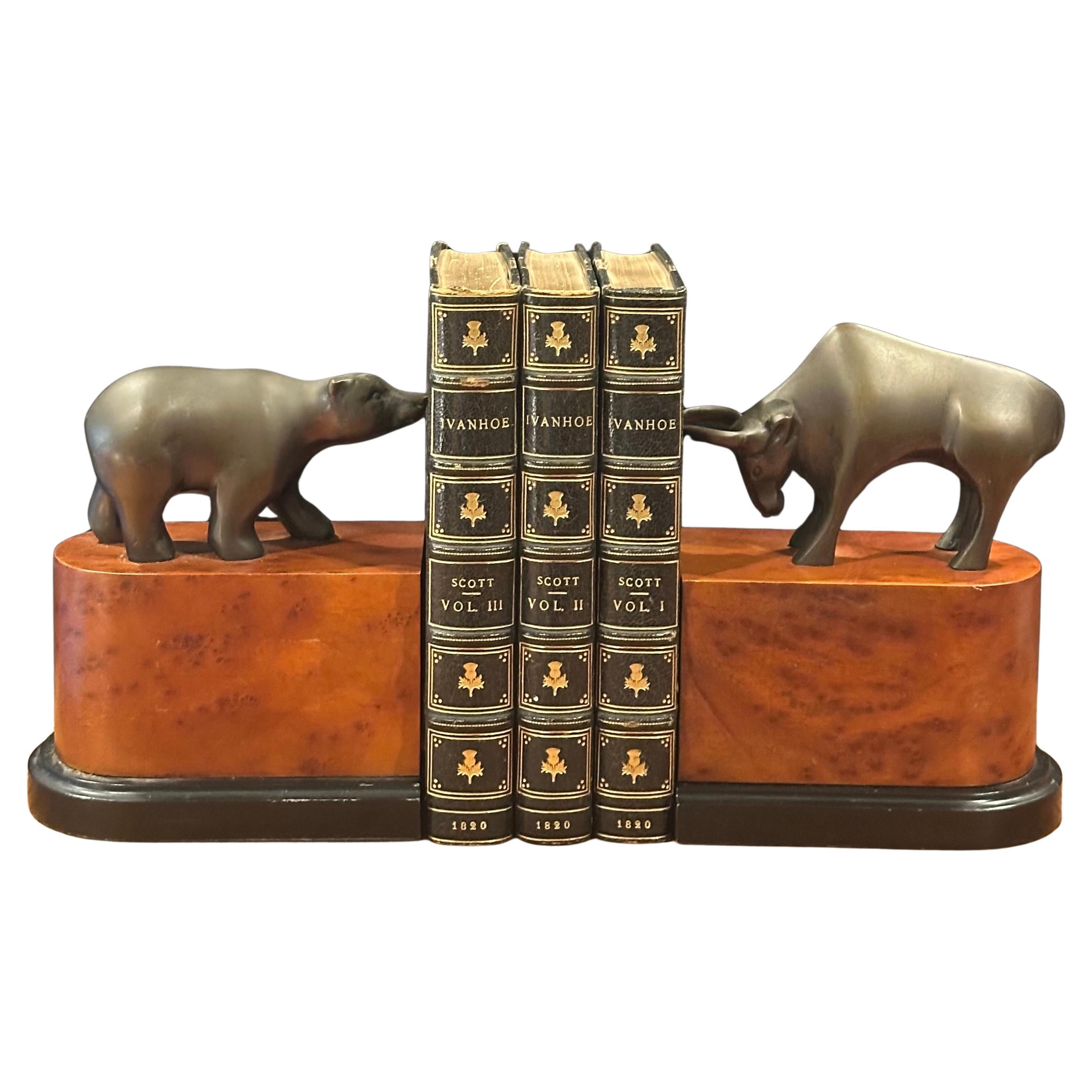 Coppia di fermalibri in ottone con orso e toro di Wall Street