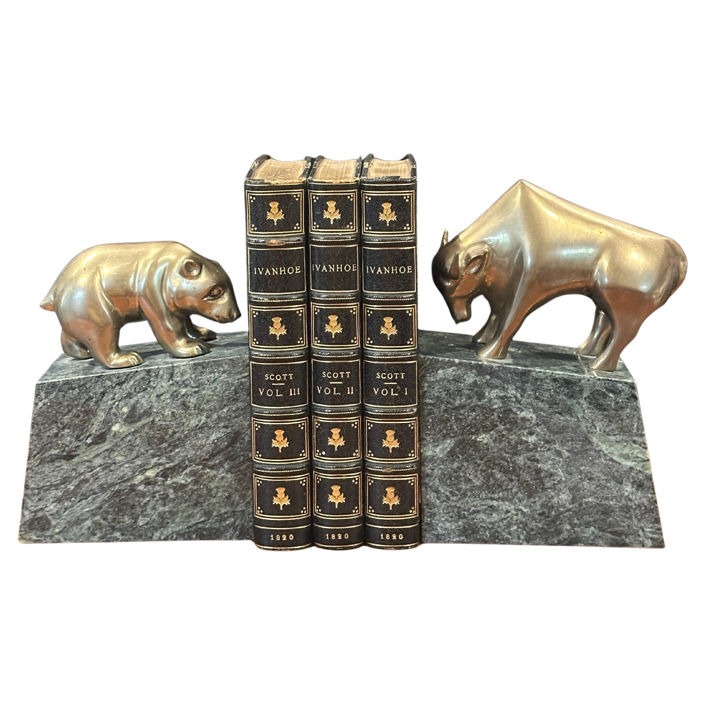 Amusante paire de serre-livres en bronze et marbre vert en forme de taureau et d'ours, vers les années 1990. La paire mesure 10