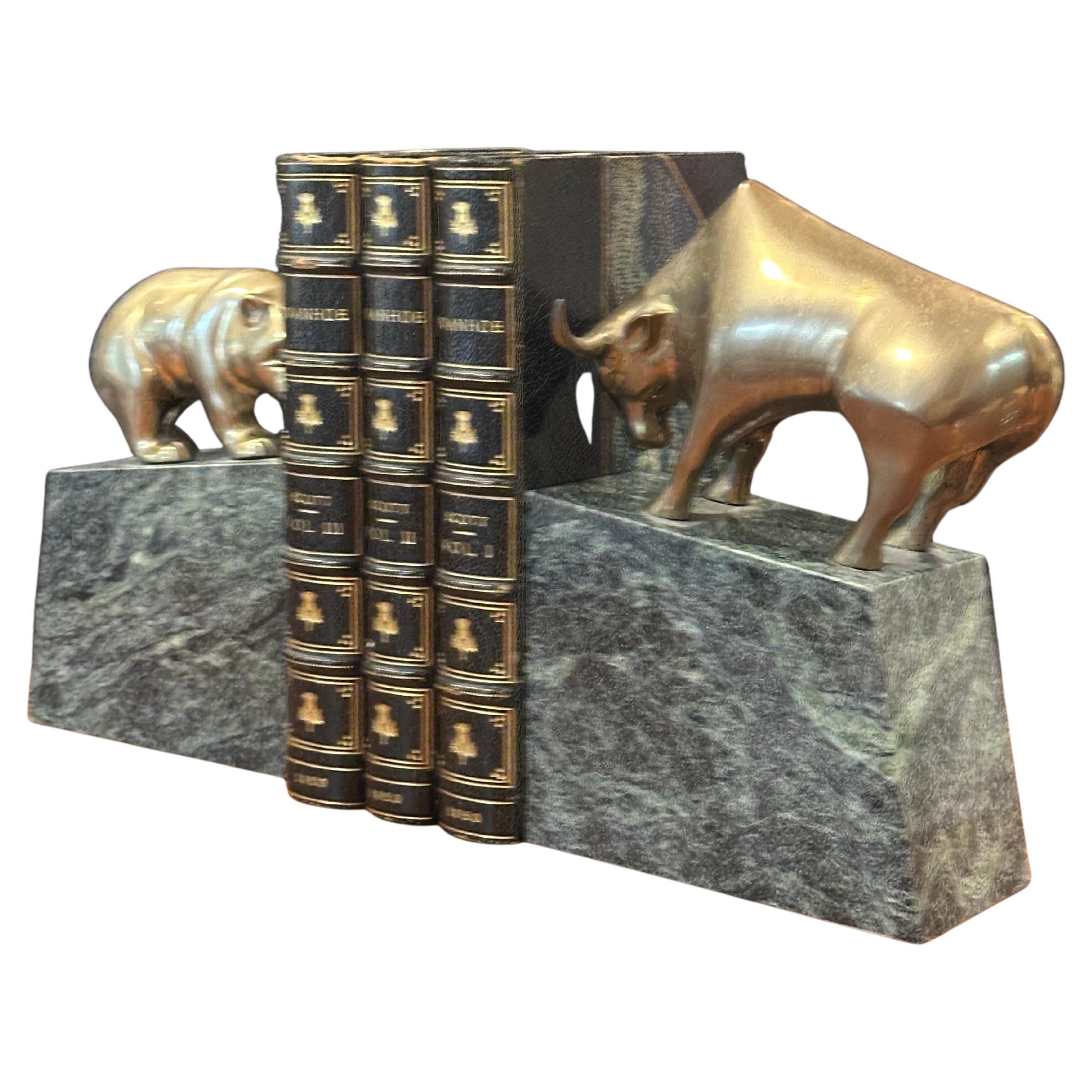 Américain Paire de serre-livres ours et taureau Wall Street en laiton sur socle en marbre vert en vente