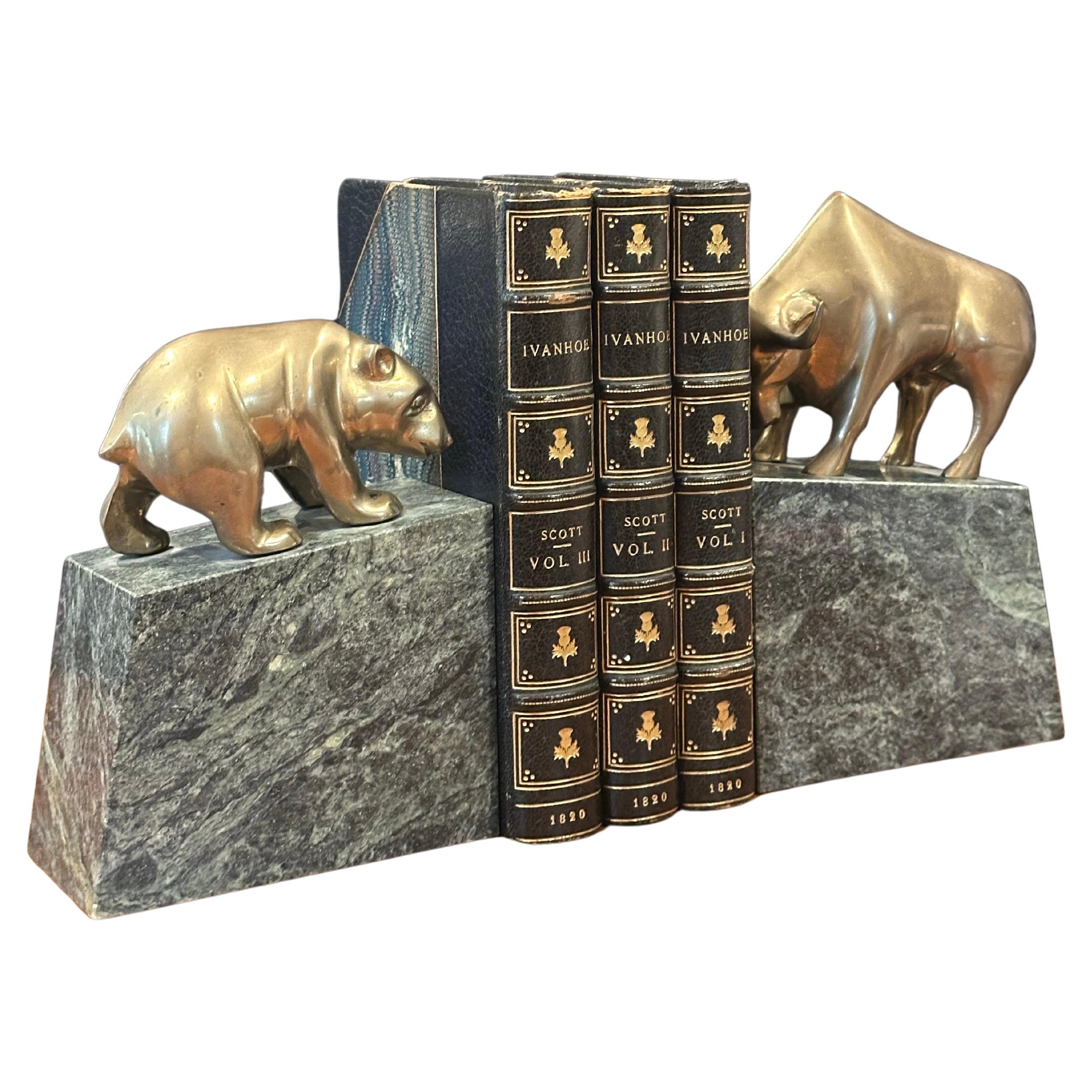 Paire de serre-livres ours et taureau Wall Street en laiton sur socle en marbre vert Bon état - En vente à San Diego, CA