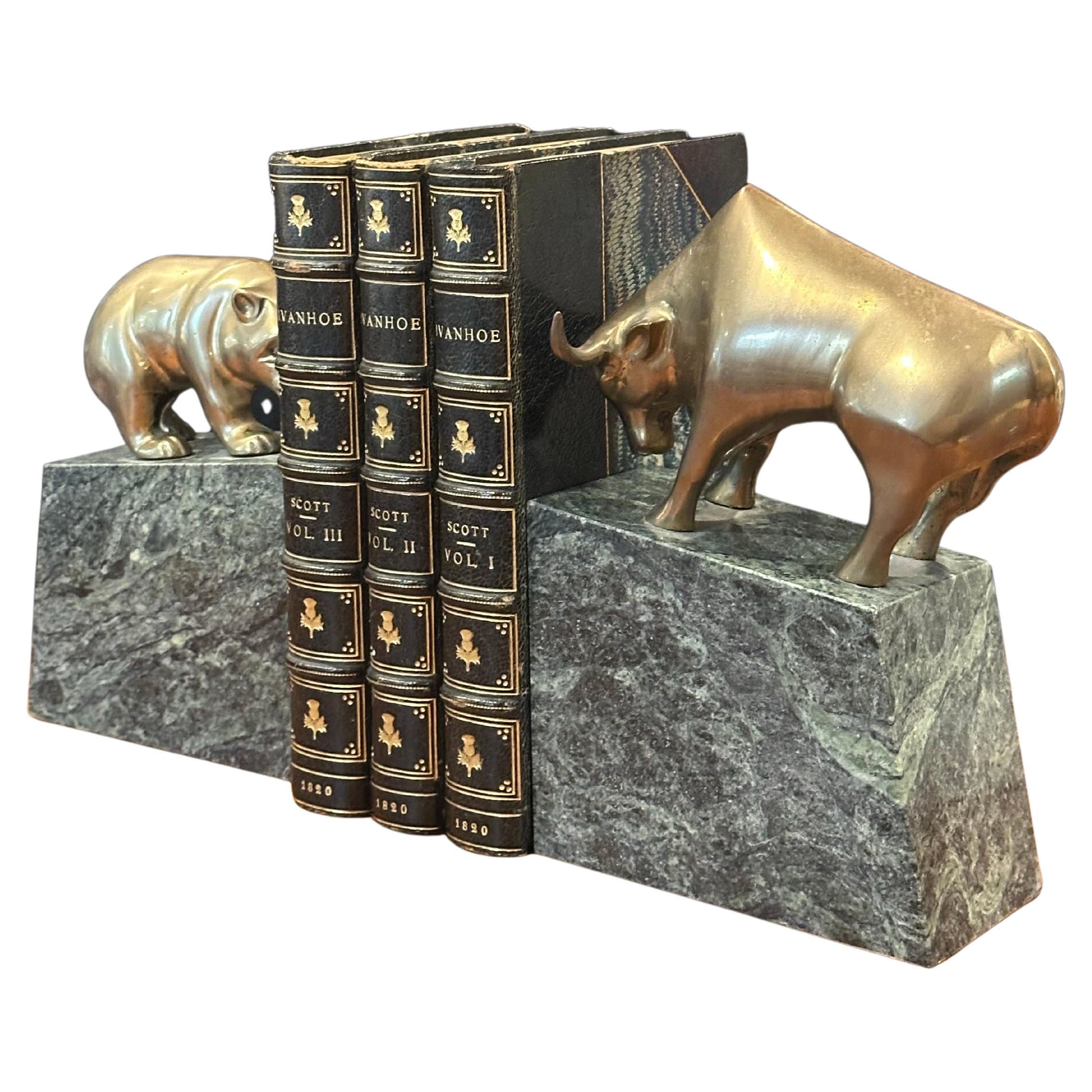Marbre Paire de serre-livres ours et taureau Wall Street en laiton sur socle en marbre vert en vente