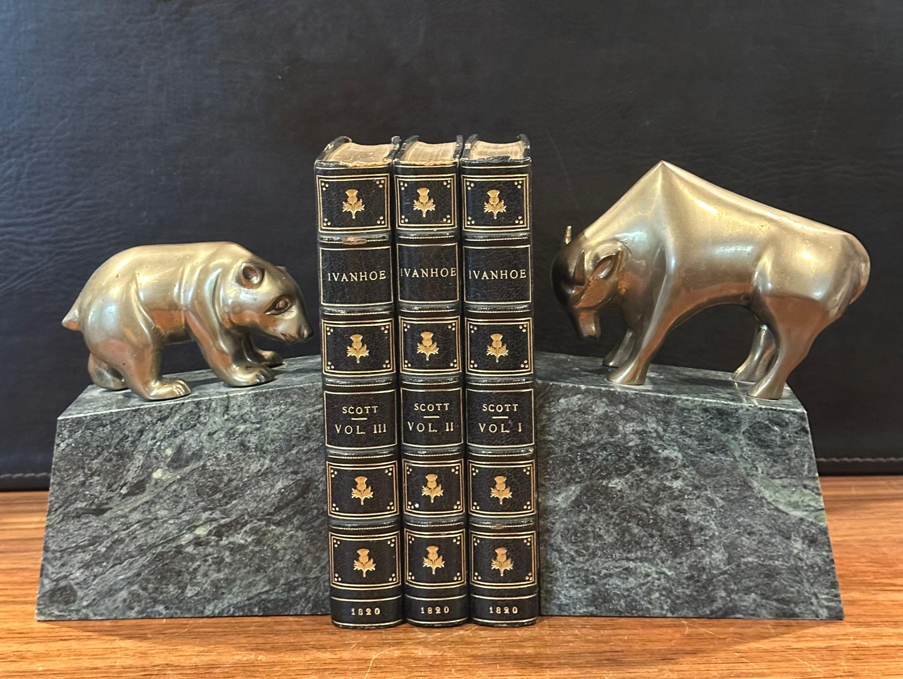 Paire de serre-livres ours et taureau Wall Street en laiton sur socle en marbre vert en vente 1