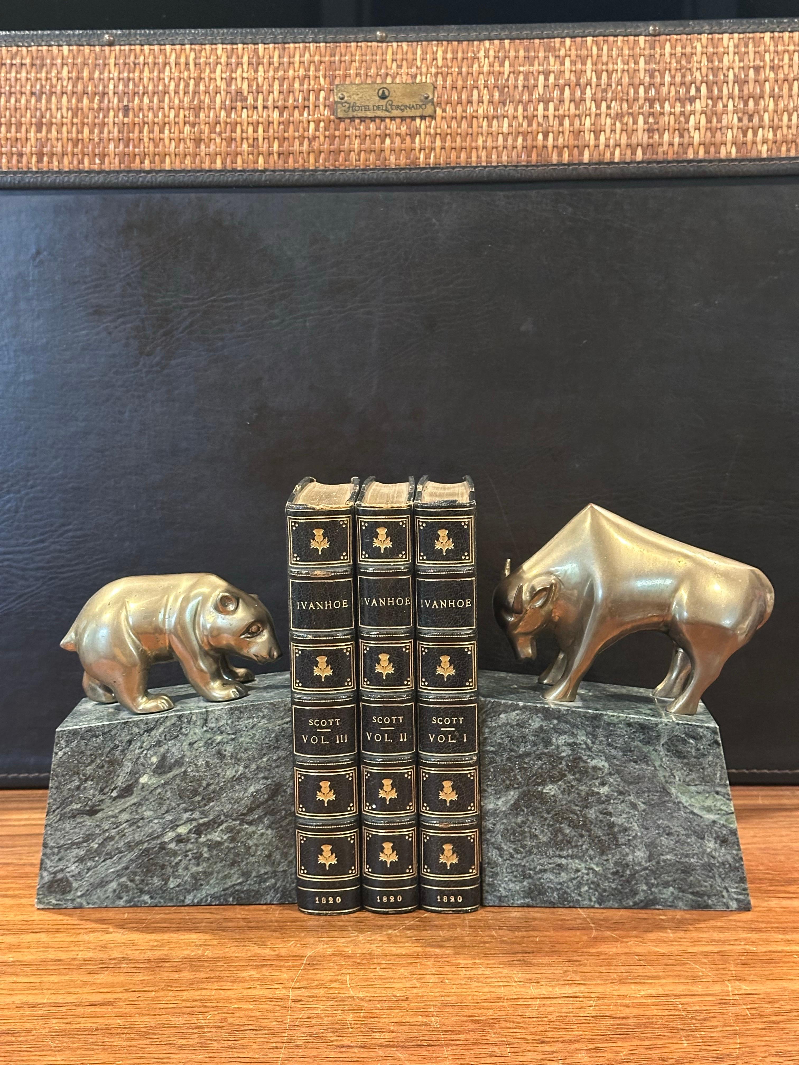 Paire de serre-livres ours et taureau Wall Street en laiton sur socle en marbre vert en vente 2