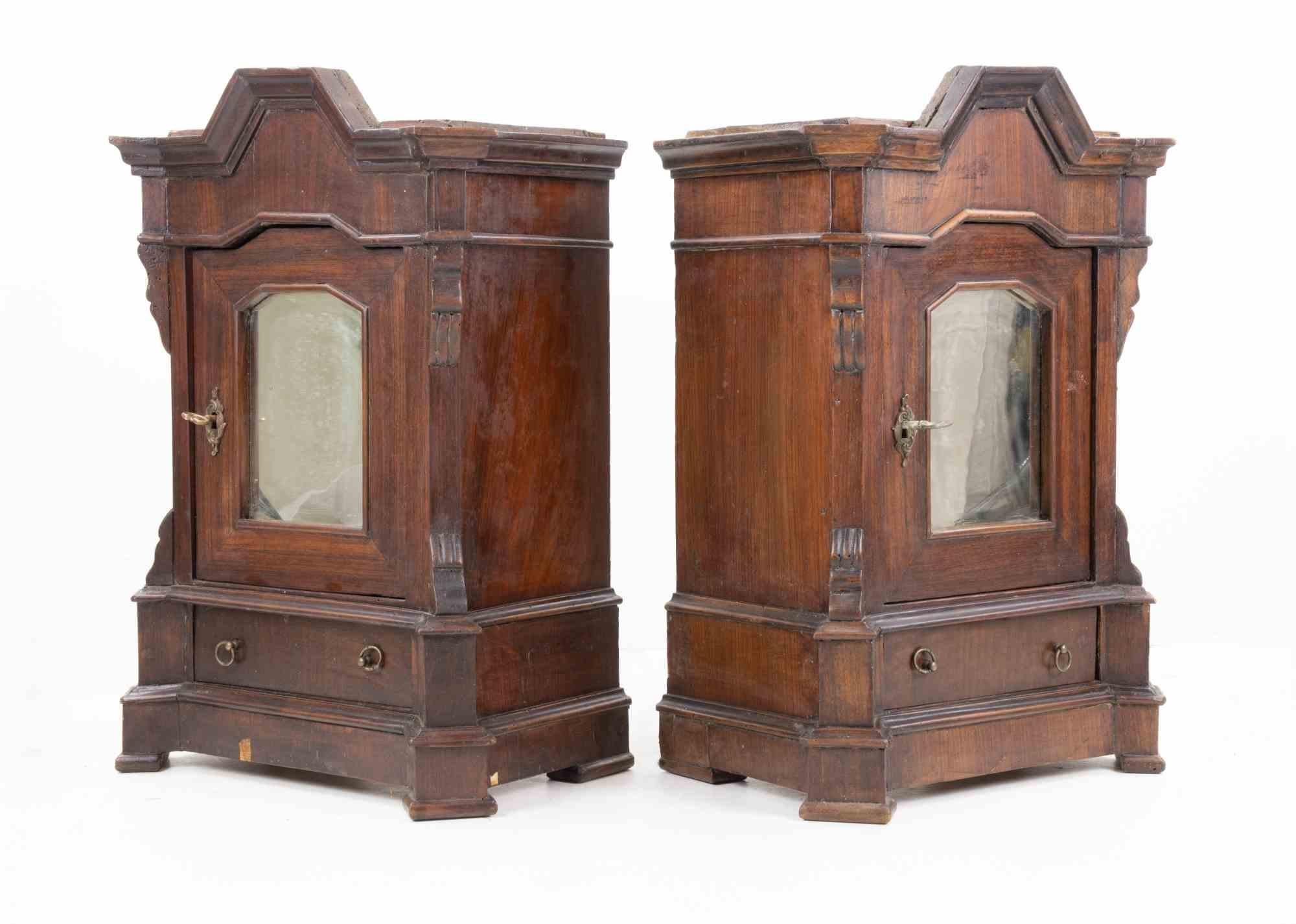 Pareja de muebles altos con puerta y cajón realizados en Italia a principios del siglo XX.

Buen estado general, salvo algunos signos del paso del tiempo.