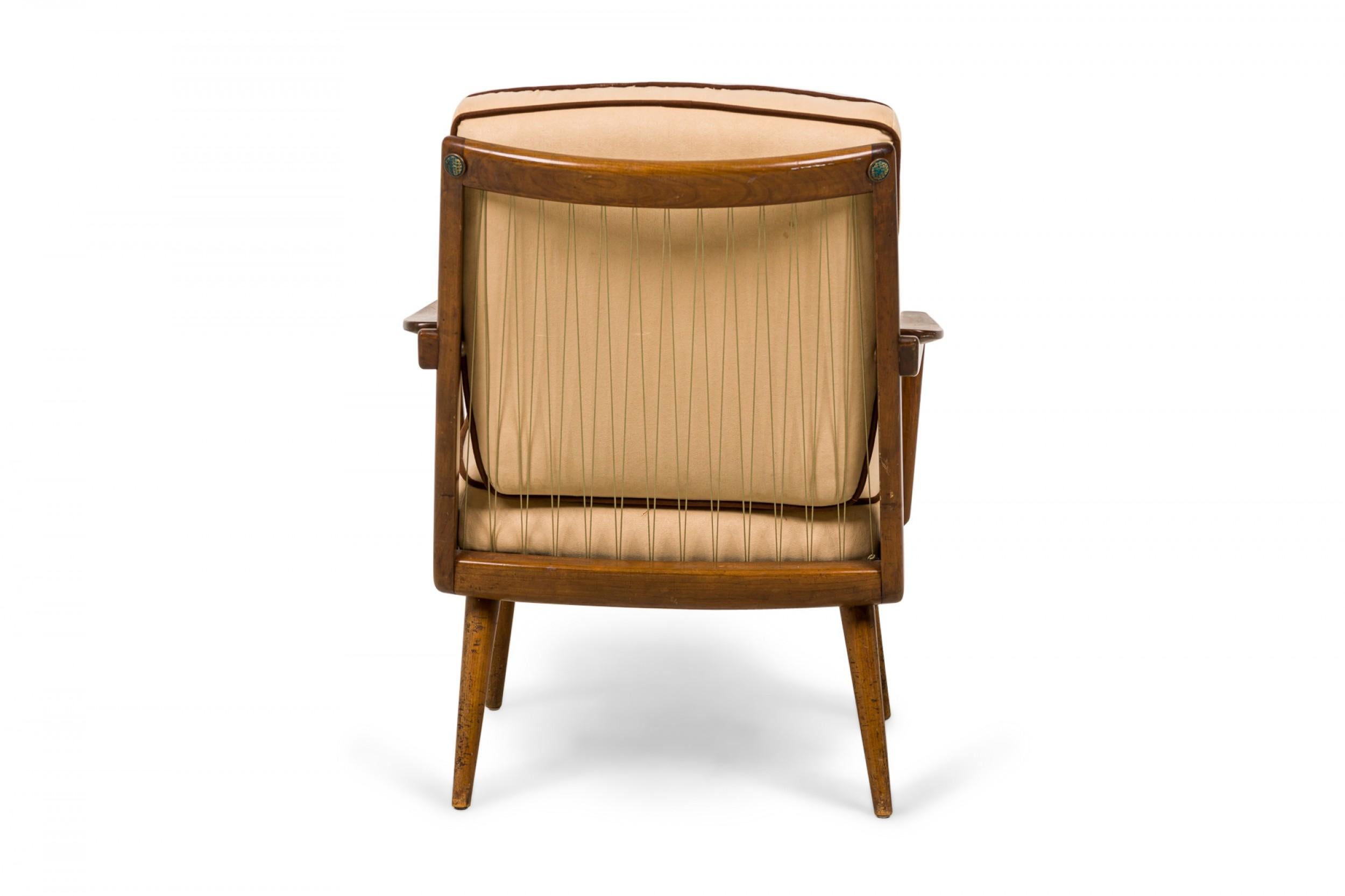 20ième siècle Paire de petits fauteuils de salon en noyer et tissu beige tapissé en vente