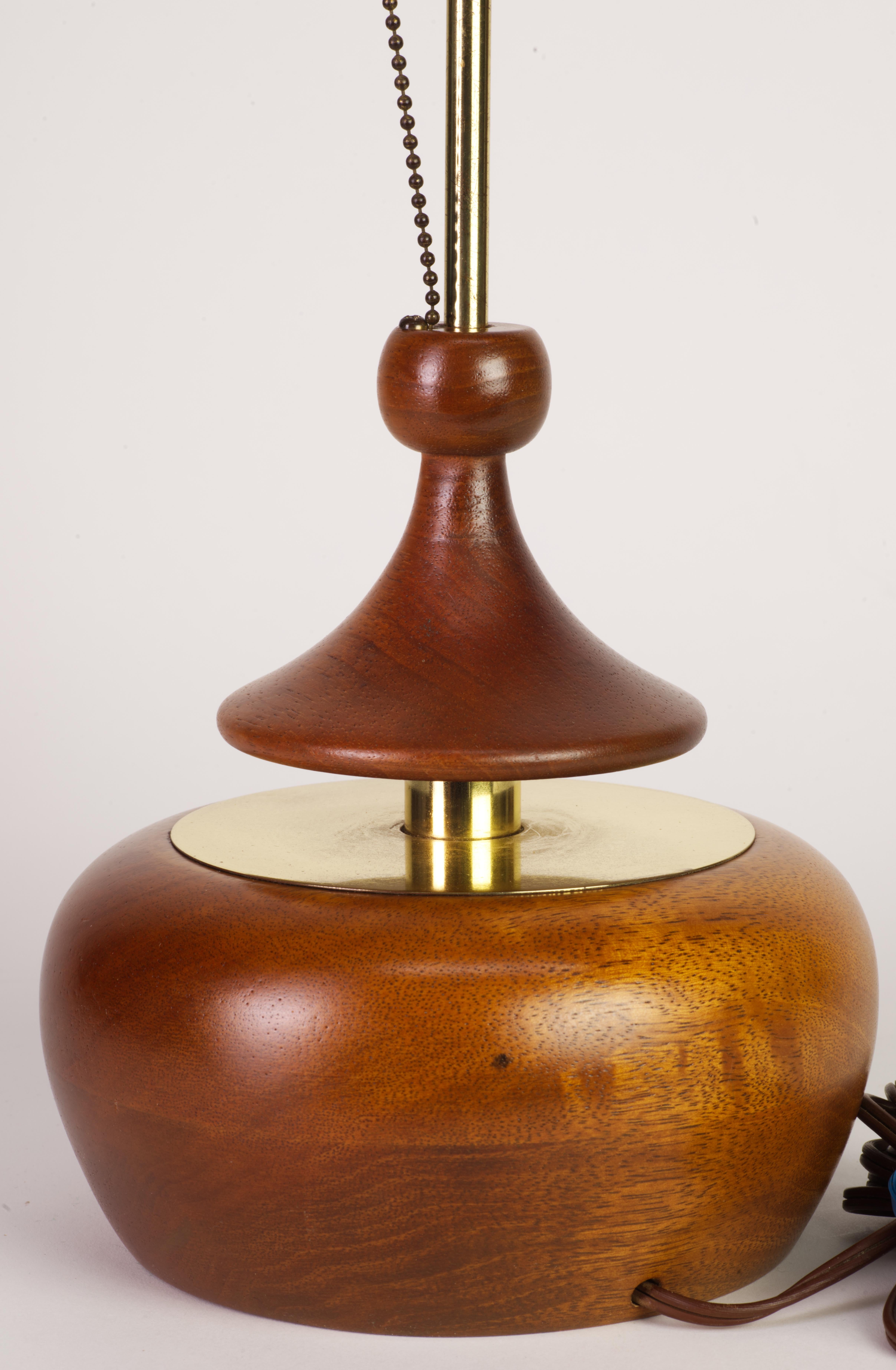 Pair of Walnut and Brass Push Table Lamps by Modeline, California 1960s For Sale 4