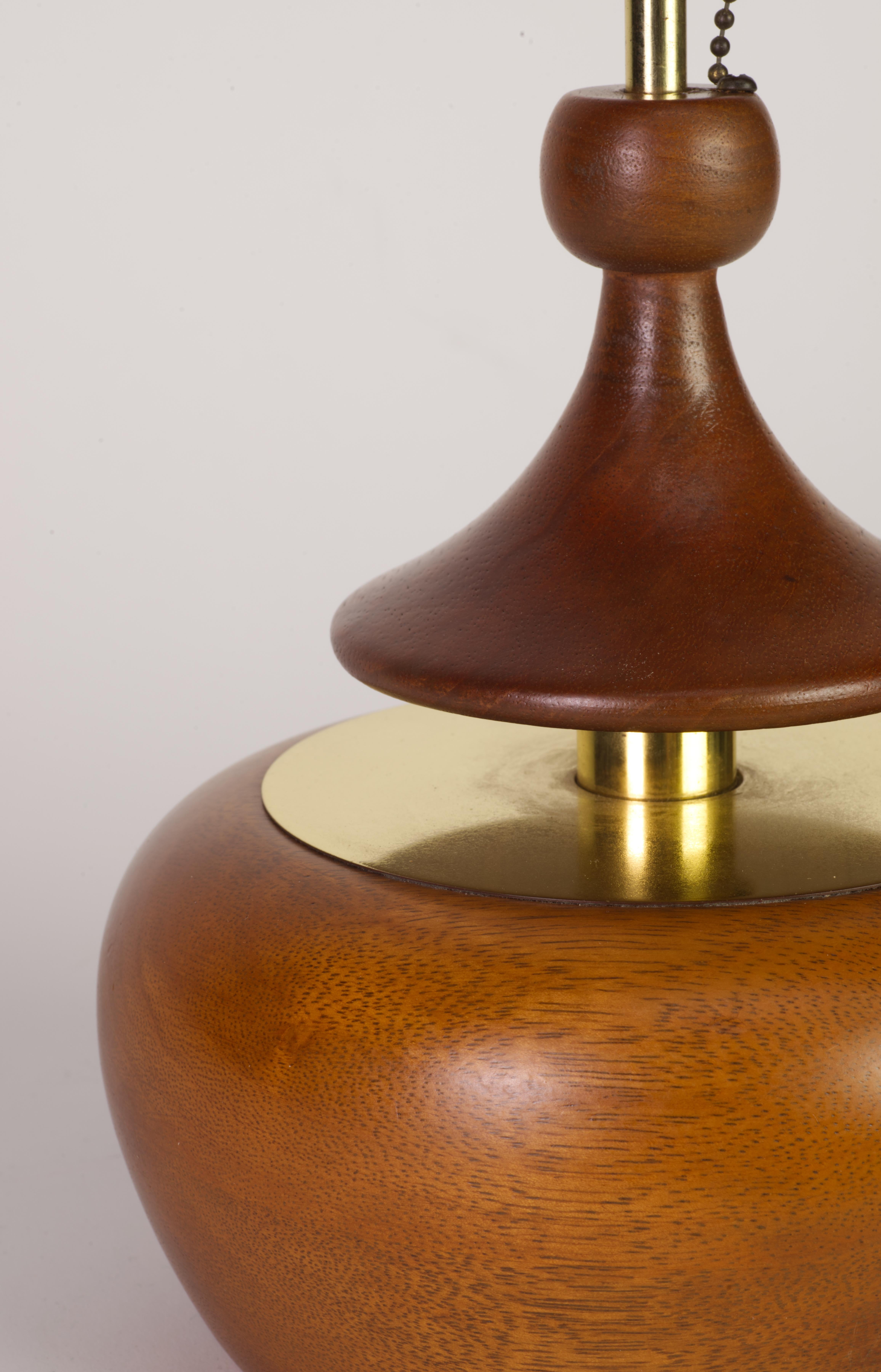 Pair of Walnut and Brass Push Table Lamps by Modeline, California 1960s For Sale 7
