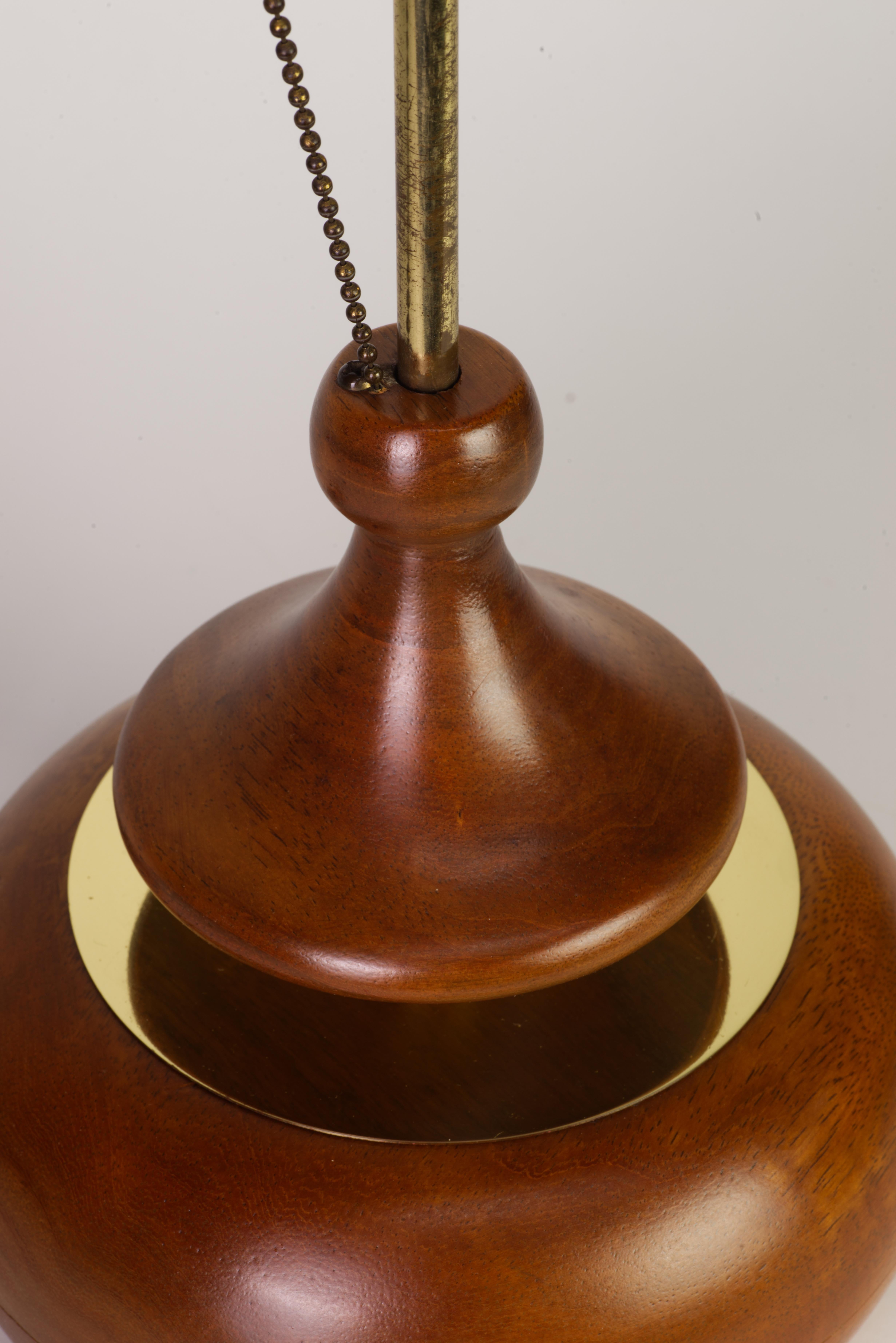 Pair of Walnut and Brass Push Table Lamps by Modeline, California 1960s For Sale 10