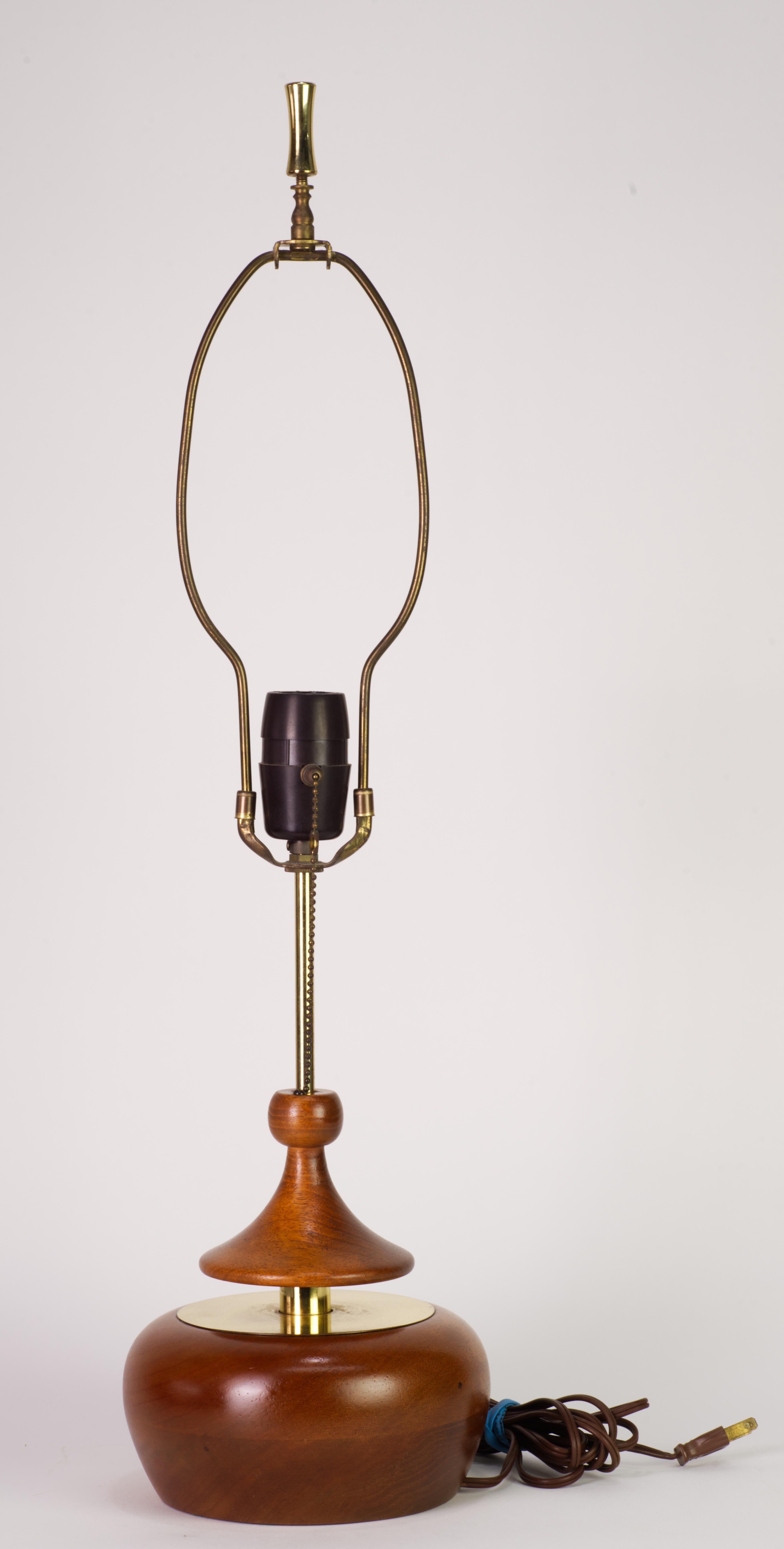 Mid-Century Modern Pair of Walnut and Brass Push Table Lamps by Modeline, California 1960s For Sale