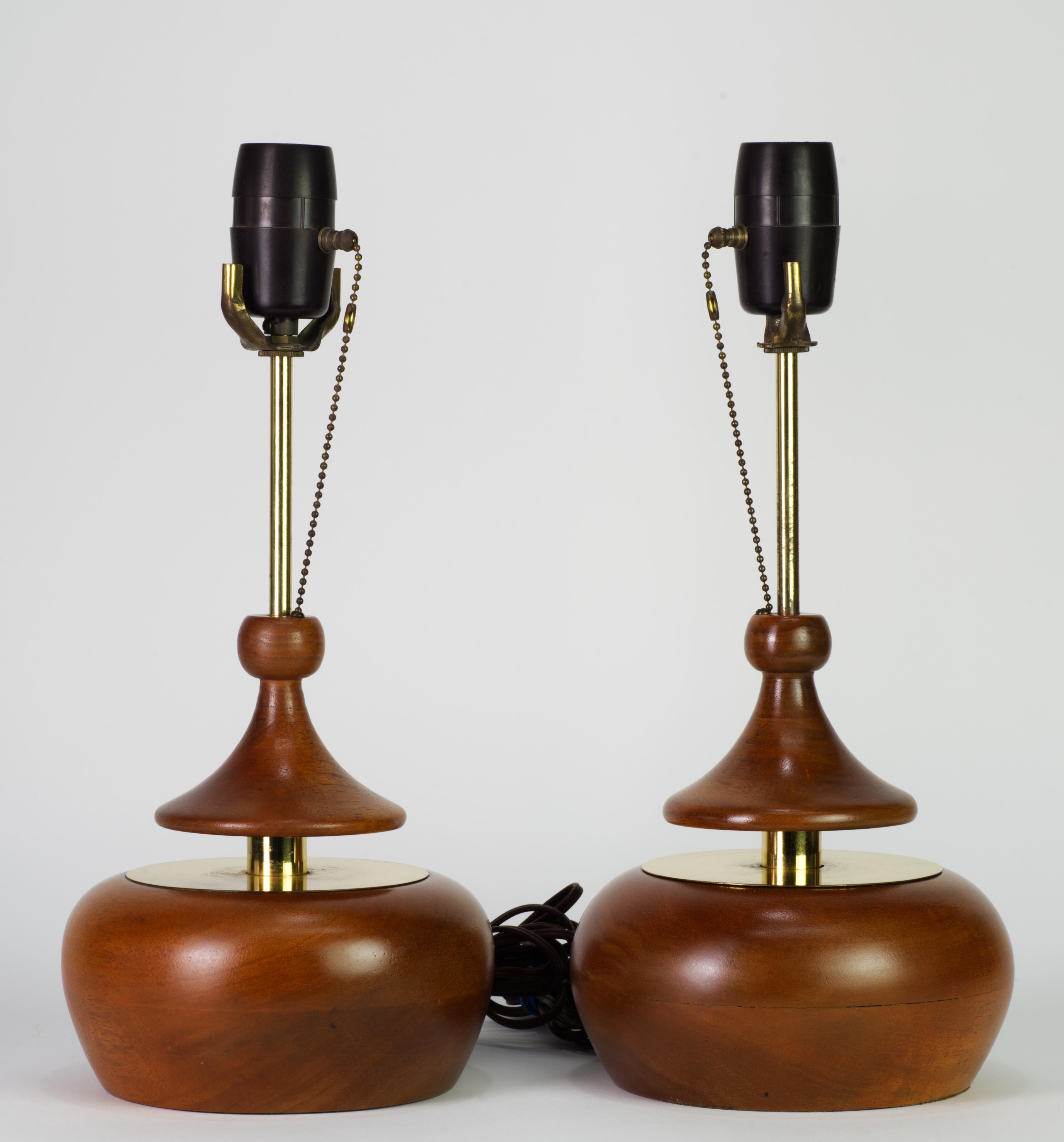 Turned Pair of Walnut and Brass Push Table Lamps by Modeline, California 1960s For Sale
