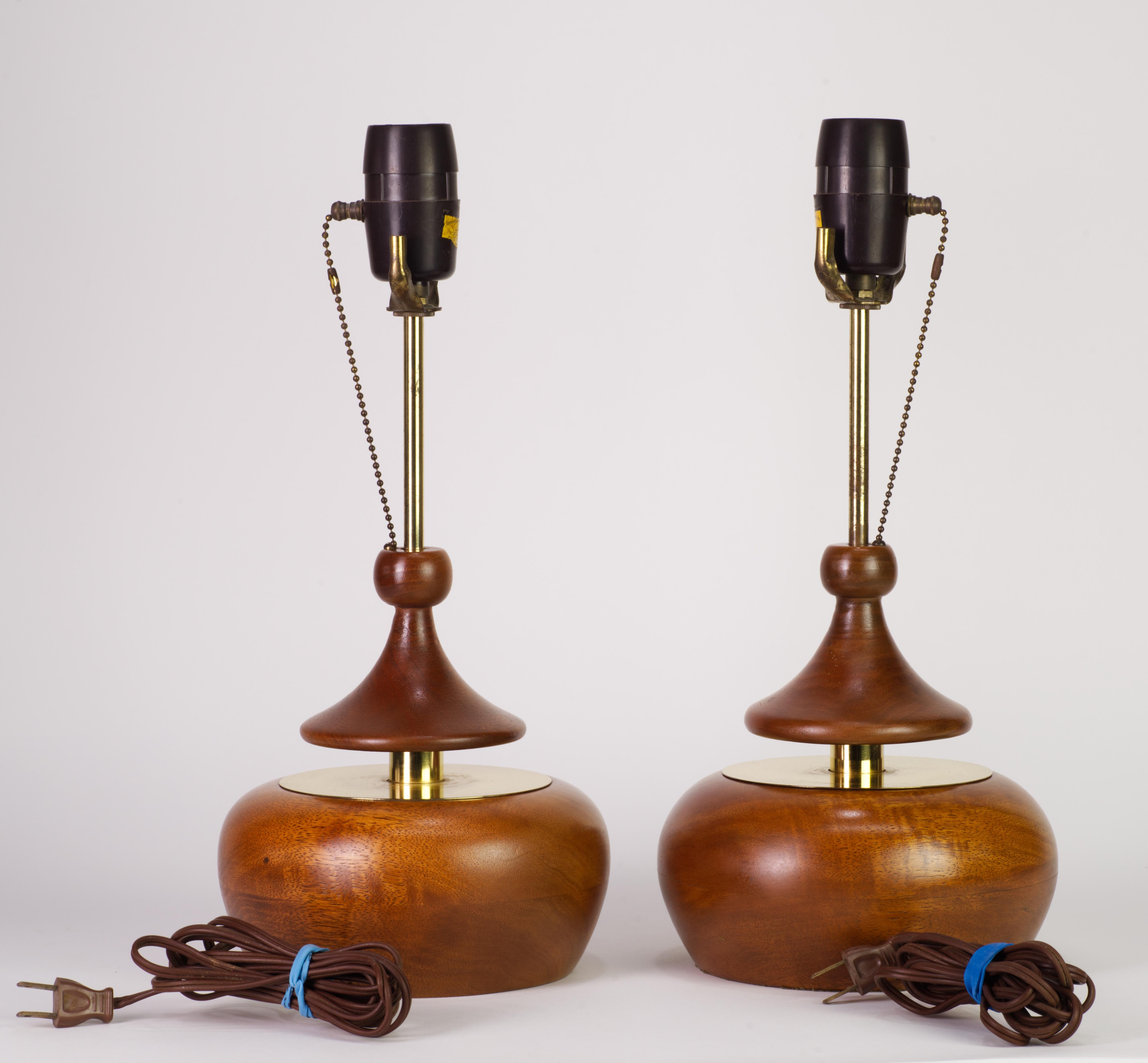 Pair of Walnut and Brass Push Table Lamps by Modeline, California 1960s In Good Condition For Sale In Clifton Springs, NY