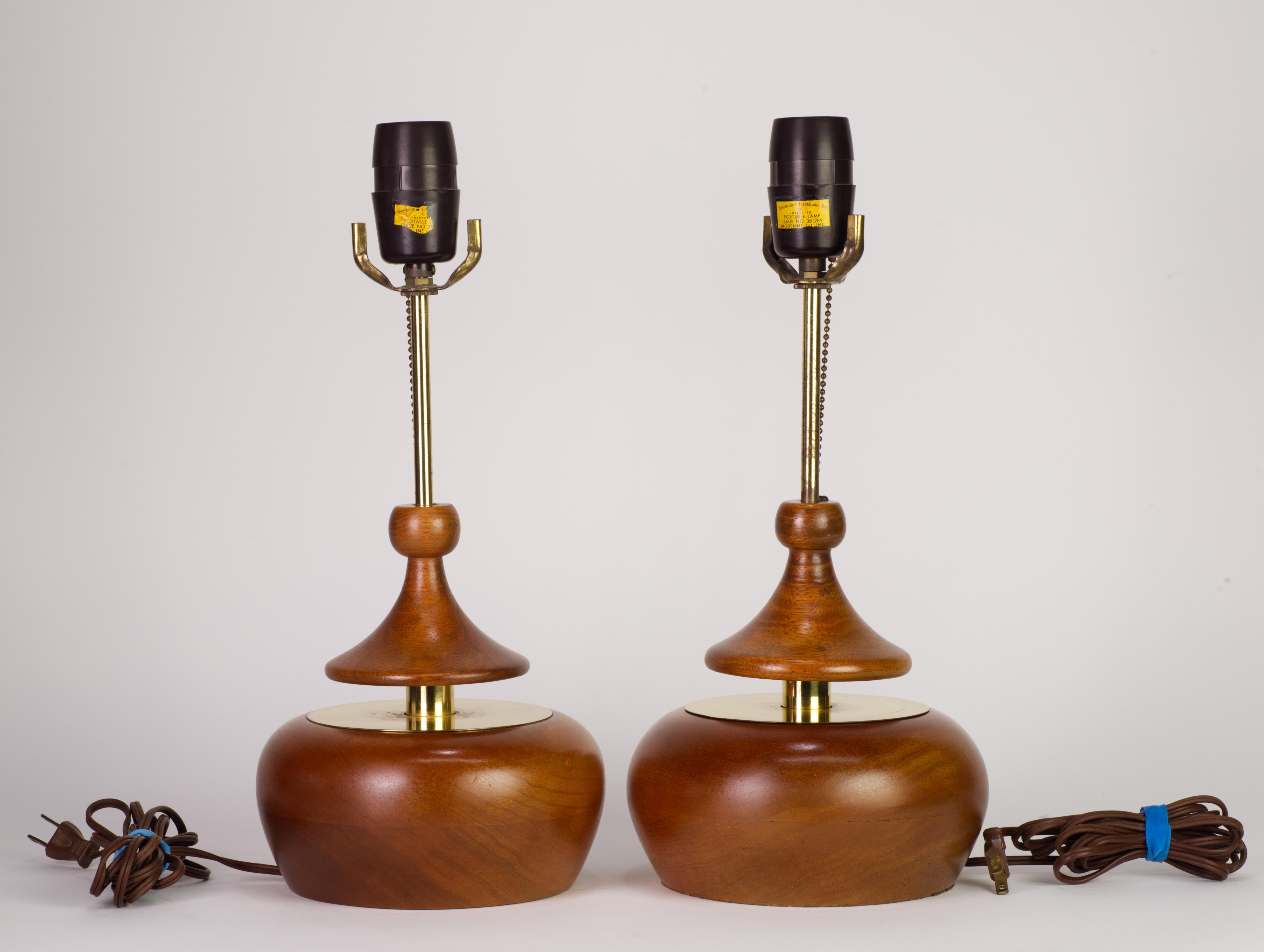 20th Century Pair of Walnut and Brass Push Table Lamps by Modeline, California 1960s For Sale
