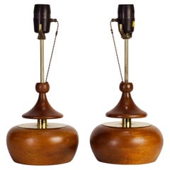 Coppia di lampade da tavolo a pressione in noce e ottone di Modeline, California anni '60