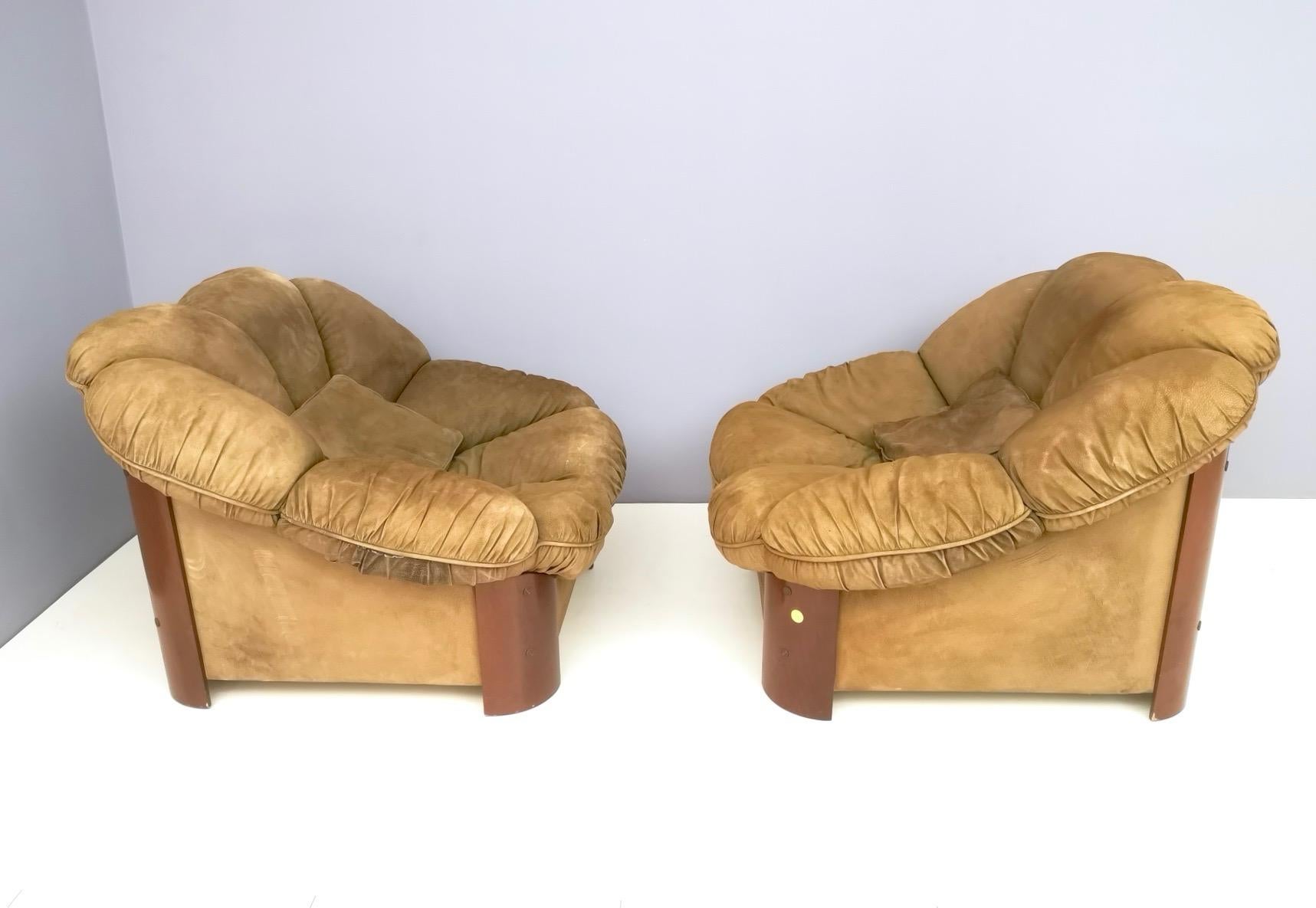 Pair of Walnut and Brown Suede Lounge Chairs with Brass Details, Italy, 1980s In Good Condition In Bresso, Lombardy