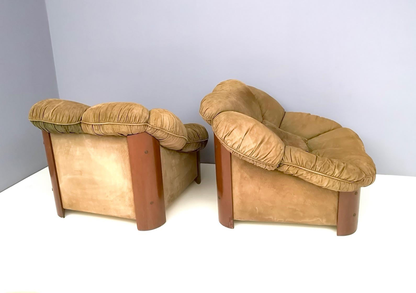 Late 20th Century Pair of Walnut and Brown Suede Lounge Chairs with Brass Details, Italy, 1980s