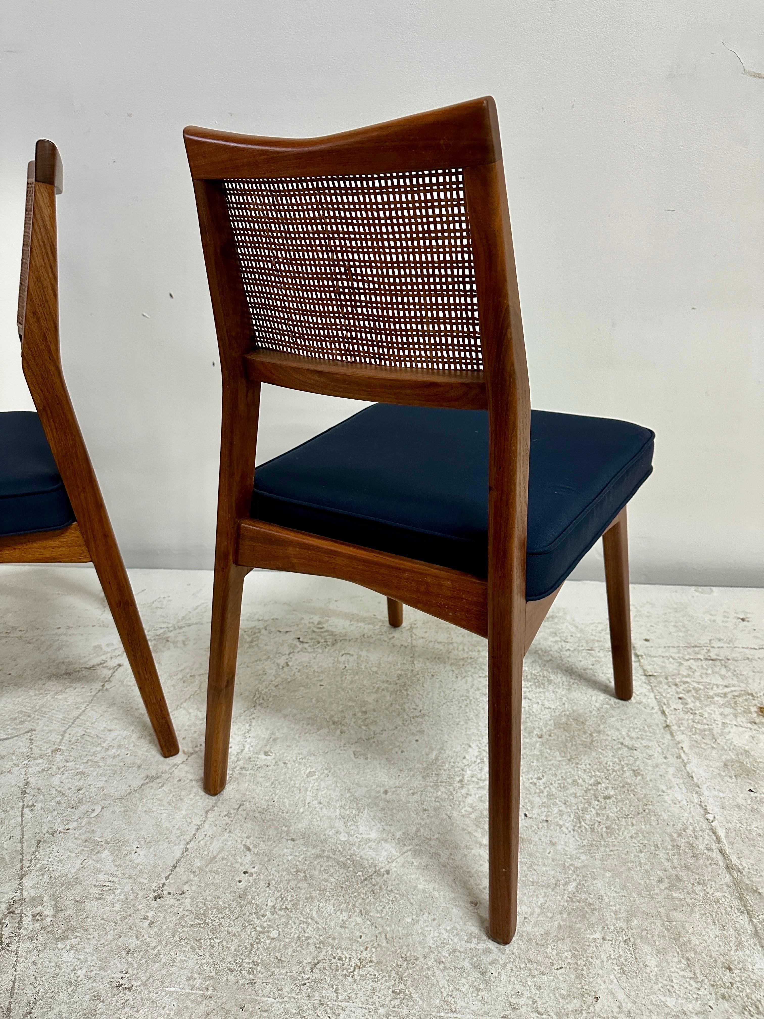 Mid-Century Modern Paire de chaises d'appoint en noyer et cannage dans le style de Paul McCobb en vente