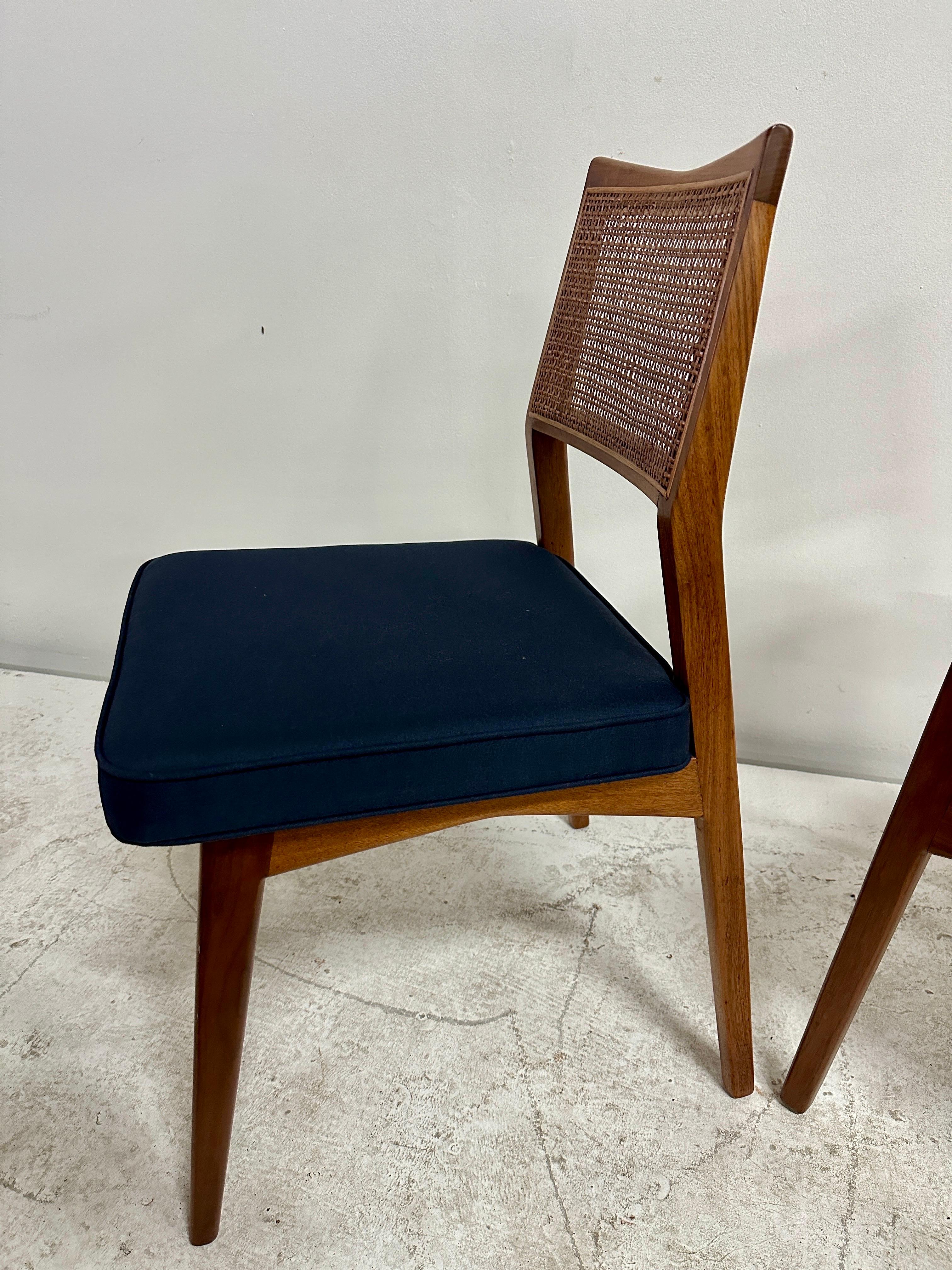 Beistellstühle aus Nussbaumholz und Schilfrohr im Stil von Paul McCobb, Paar (amerikanisch) im Angebot