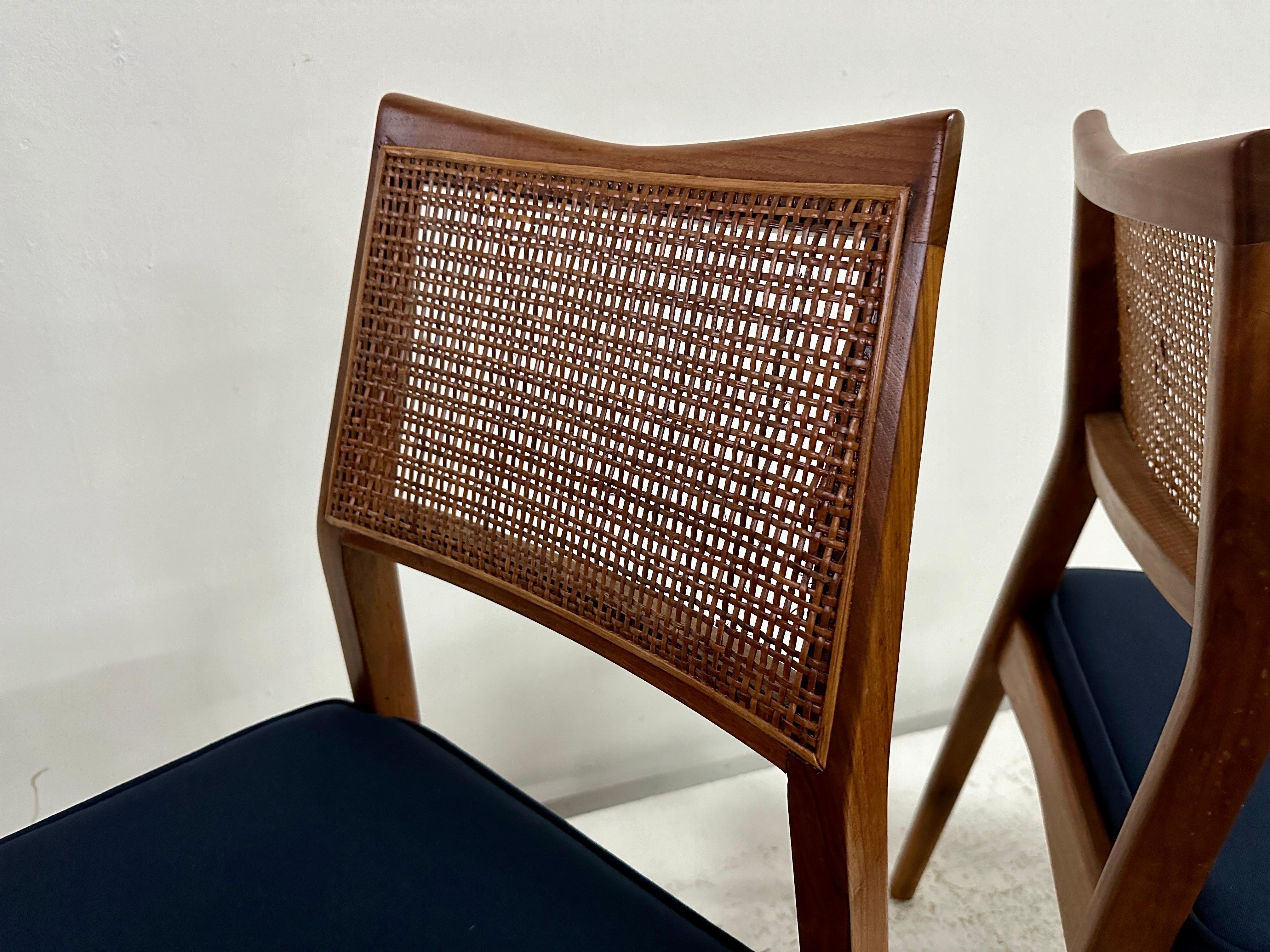 Beistellstühle aus Nussbaumholz und Schilfrohr im Stil von Paul McCobb, Paar im Zustand „Gut“ im Angebot in East Hampton, NY