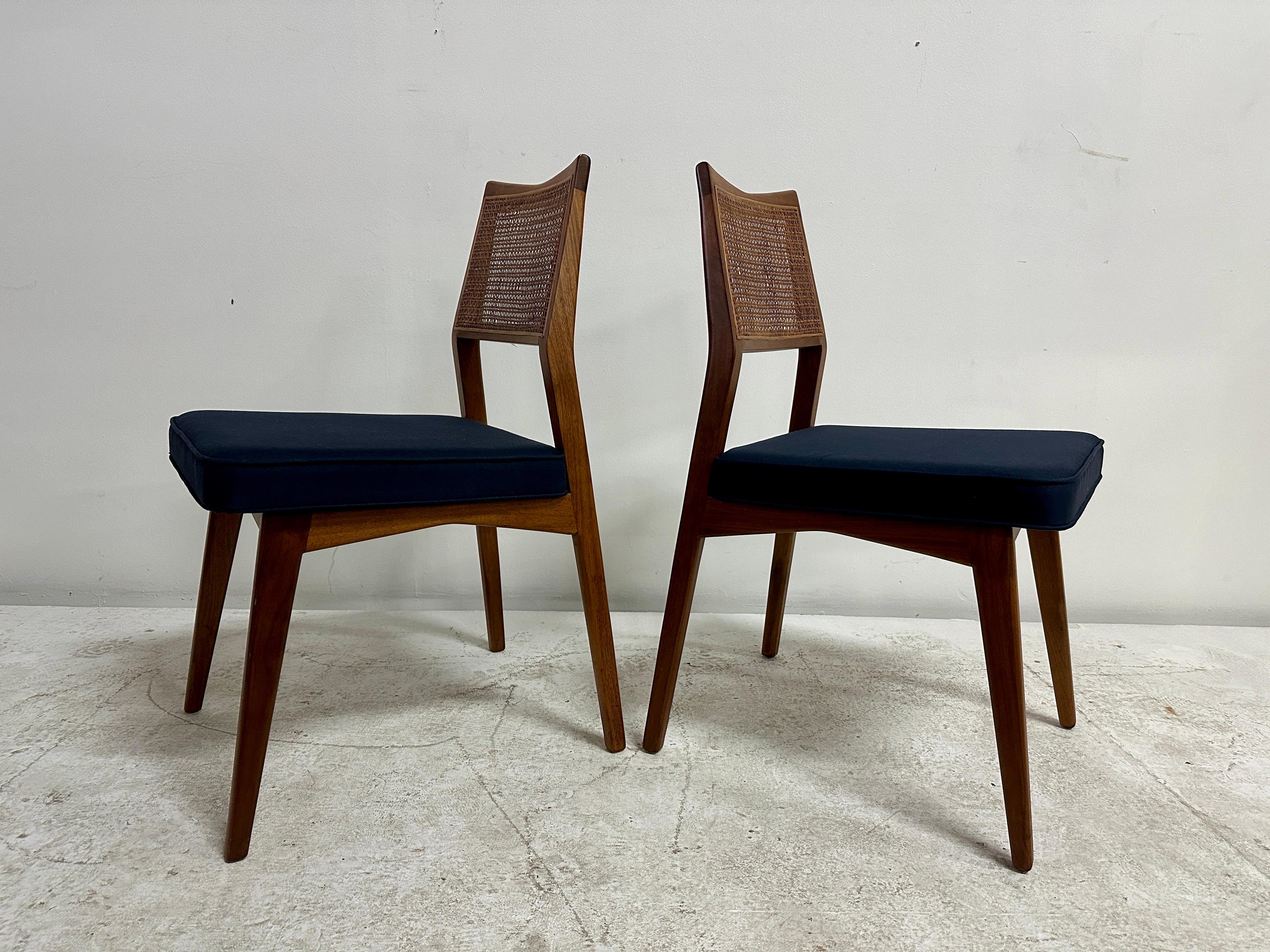Milieu du XXe siècle Paire de chaises d'appoint en noyer et cannage dans le style de Paul McCobb en vente
