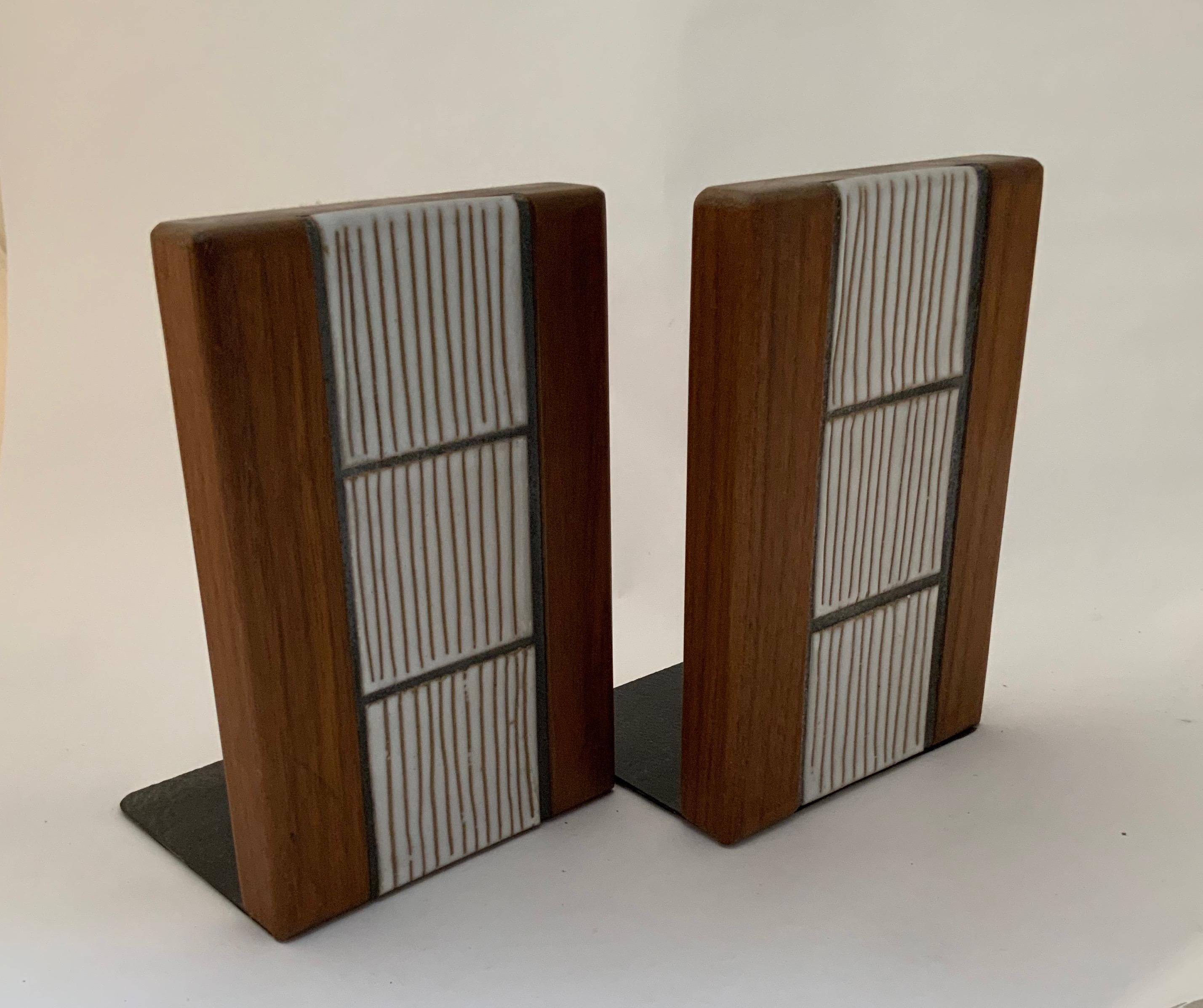 Pair of solid walnut and ceramic tile bookends by Marshall Studios/Martz. Matte glazed tiles with incised line decoration, circa 1950-1960. Unsigned. Very good condition.

Measures: Approximately 1
