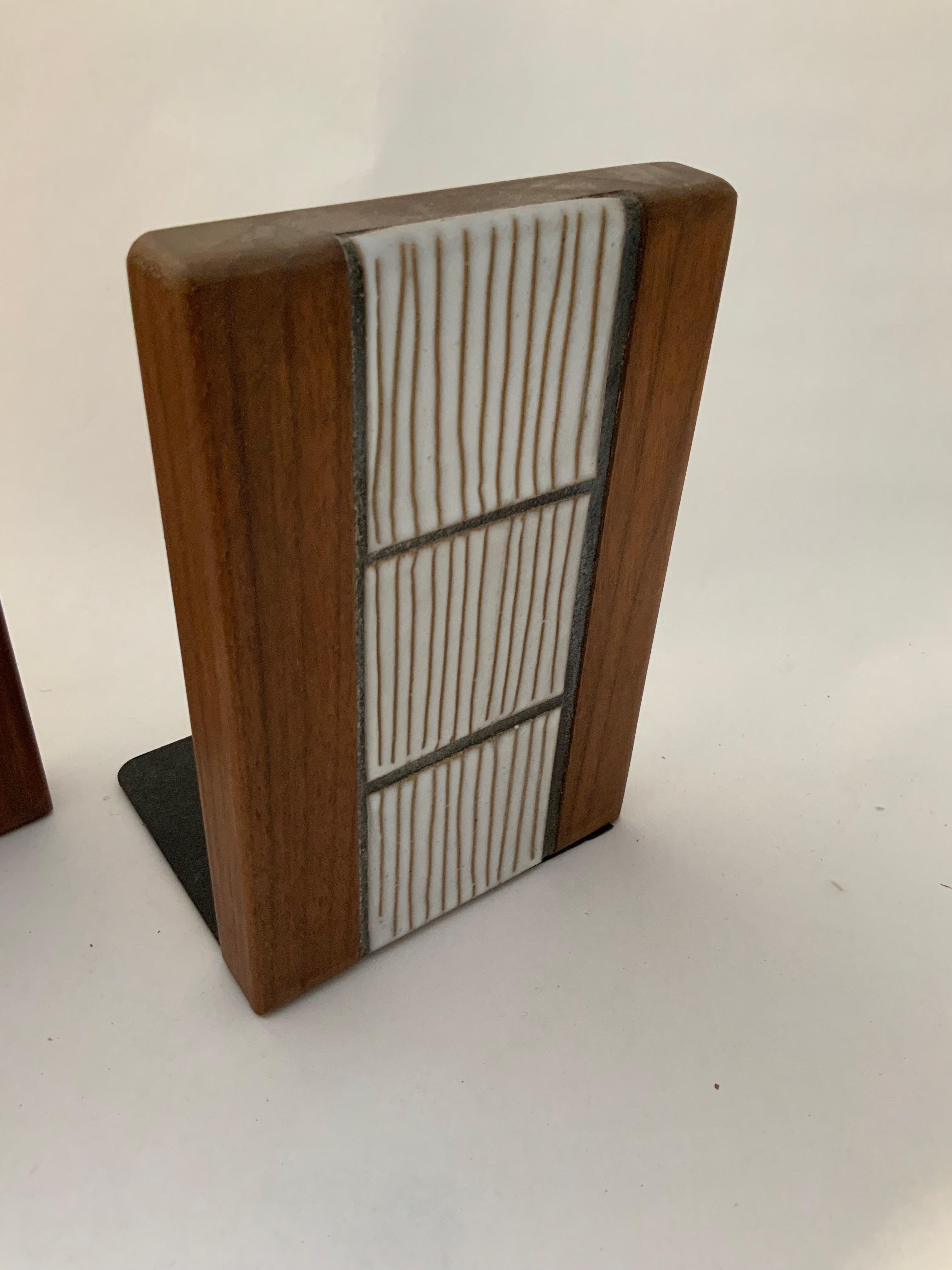 Mid-20th Century Pair of Walnut and Ceramic Bookends Marshall Studios