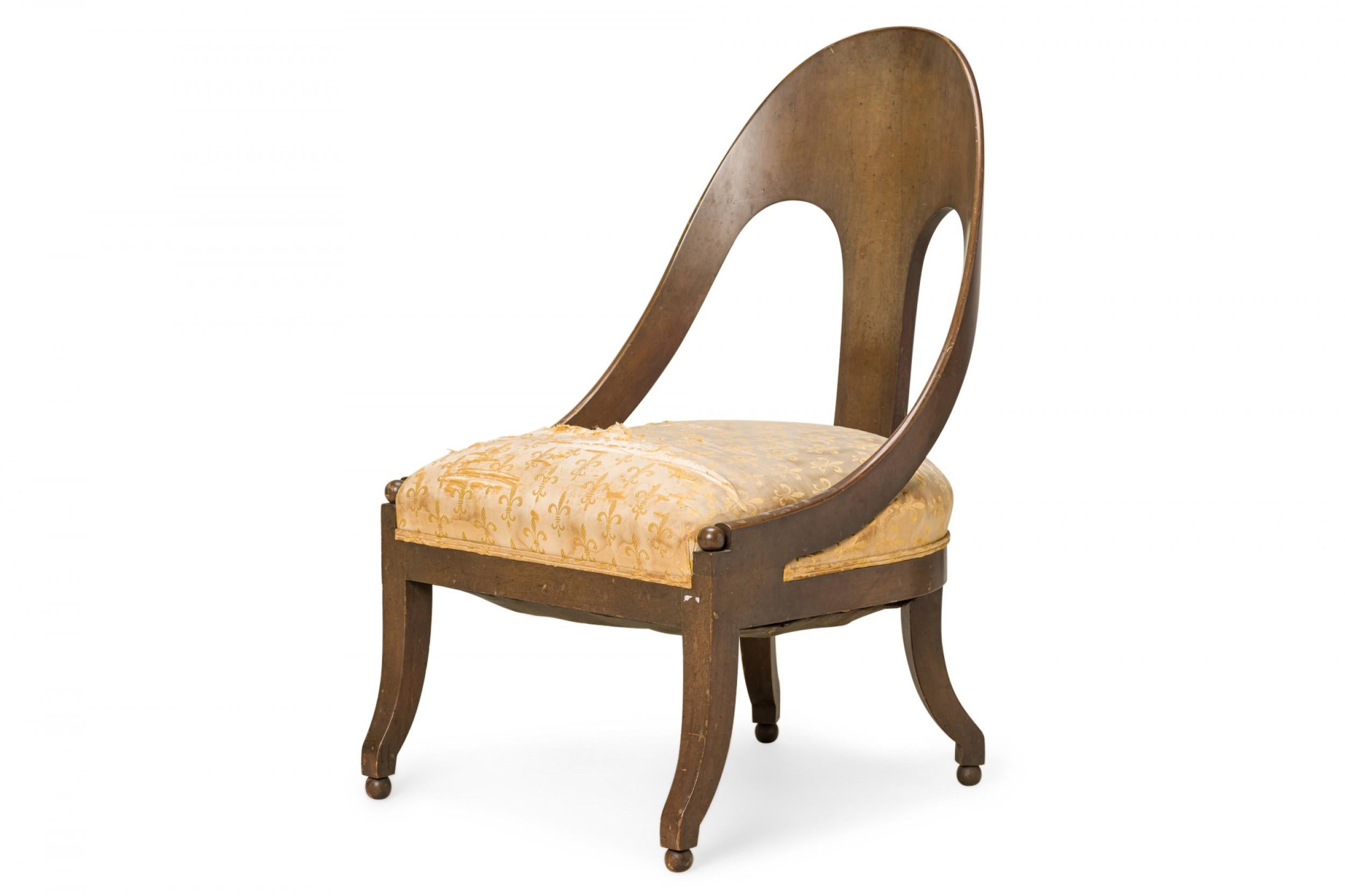 Mid-Century Modern Paire de chaises à dossier cuillère en noyer et tissu beige imprimé Fleur de Lis en vente