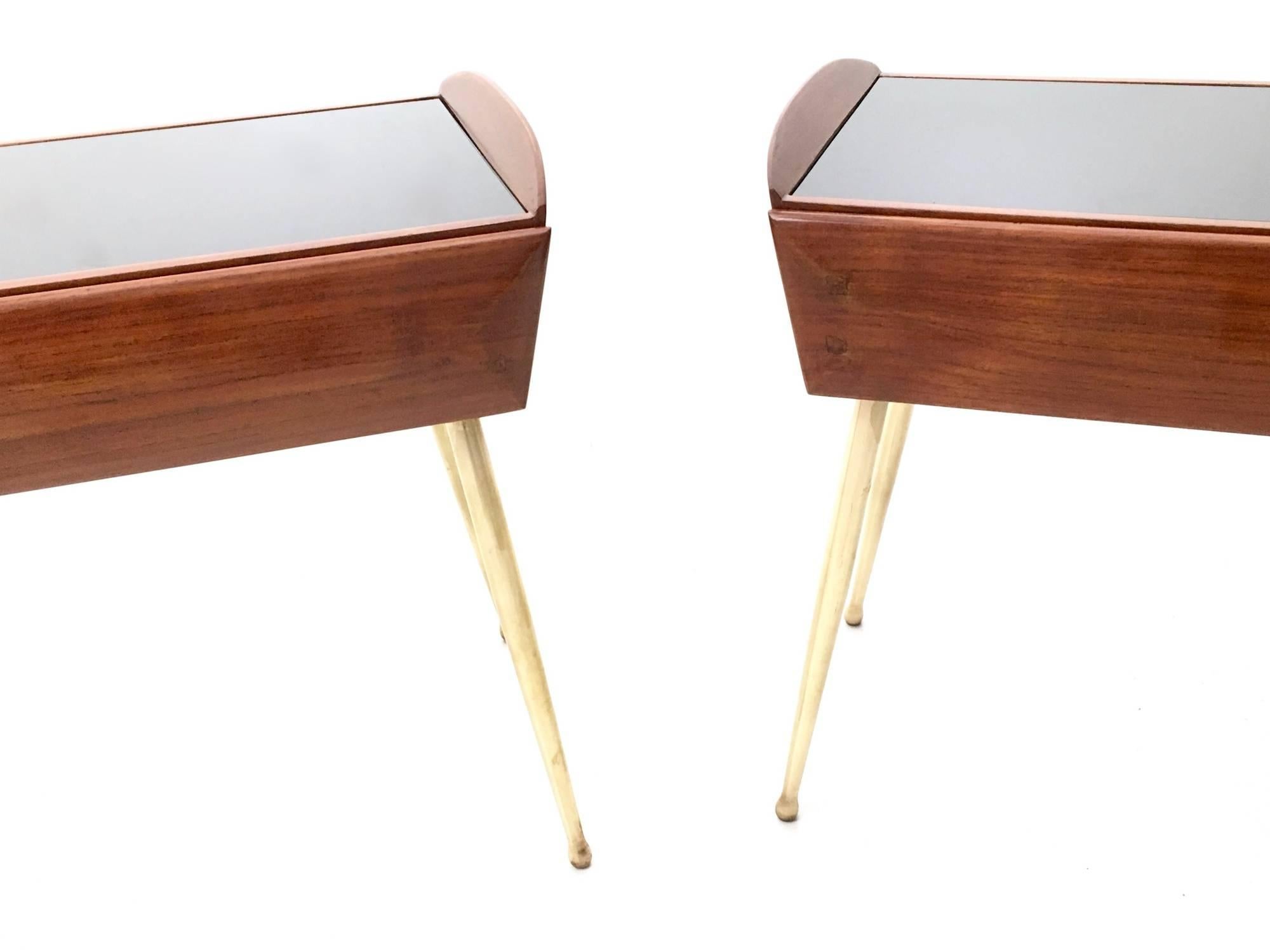 Mid-20th Century Pair of Walnut and Maple Nightstands with a Black Back-Painted Glass Top, 1950s