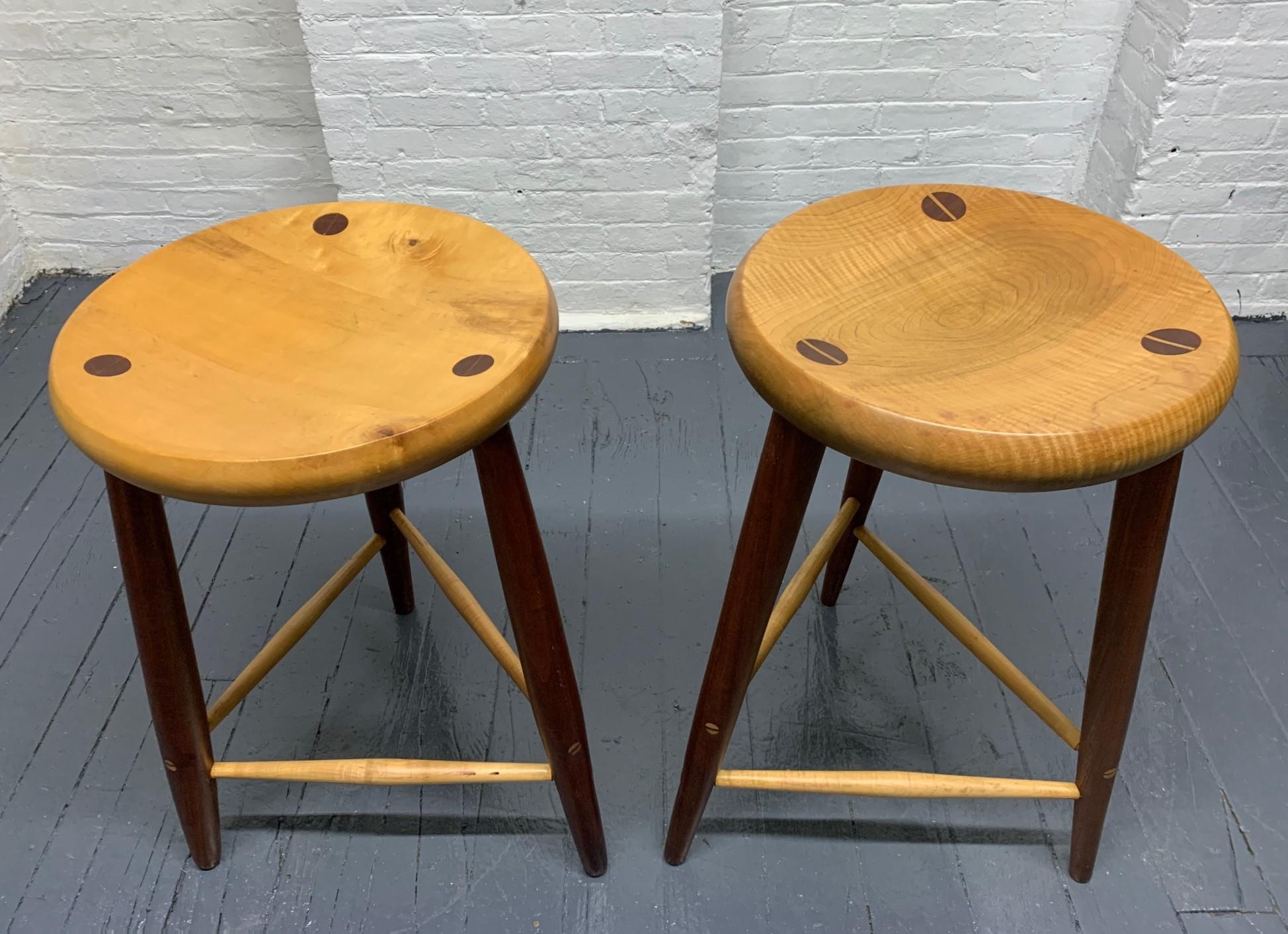 Paar Atelierhocker aus Nussbaum und Ahorn (Moderne) im Angebot