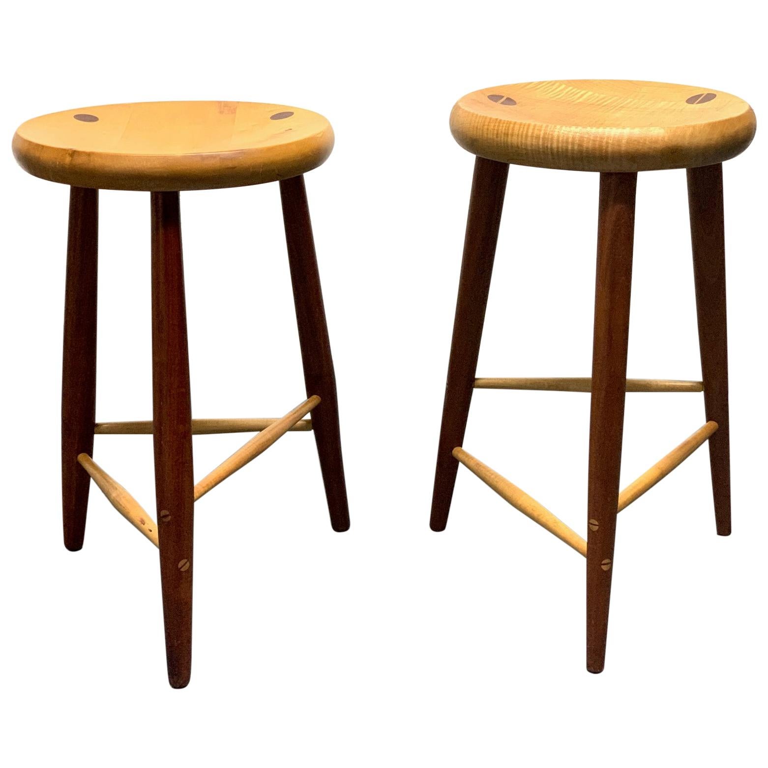 Paar Atelierhocker aus Nussbaum und Ahorn im Angebot