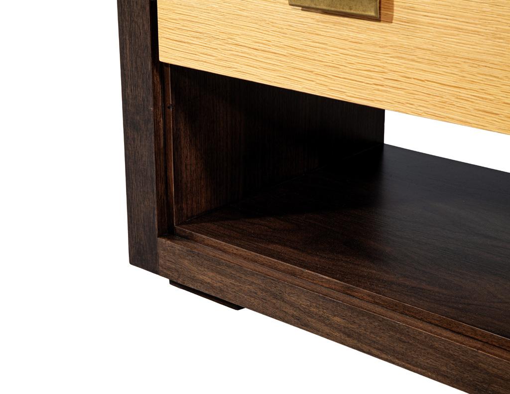 Pair of Walnut and Oak Large Glass Top Nightstand End Tables en venta 3