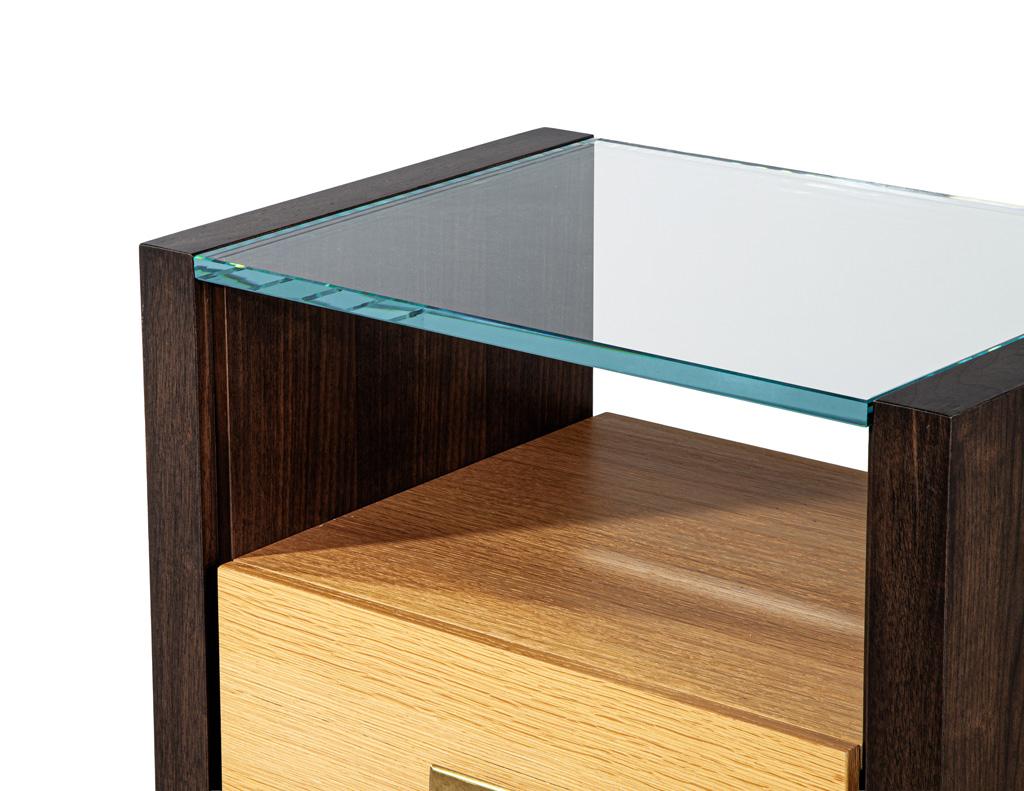 Pair of Walnut and Oak Large Glass Top Nightstand End Tables en venta 6