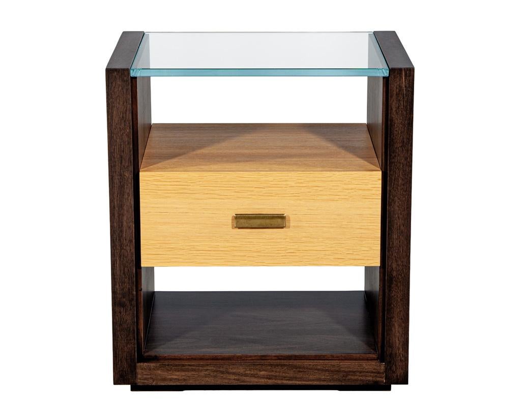 Pair of Walnut and Oak Large Glass Top Nightstand End Tables en venta 7