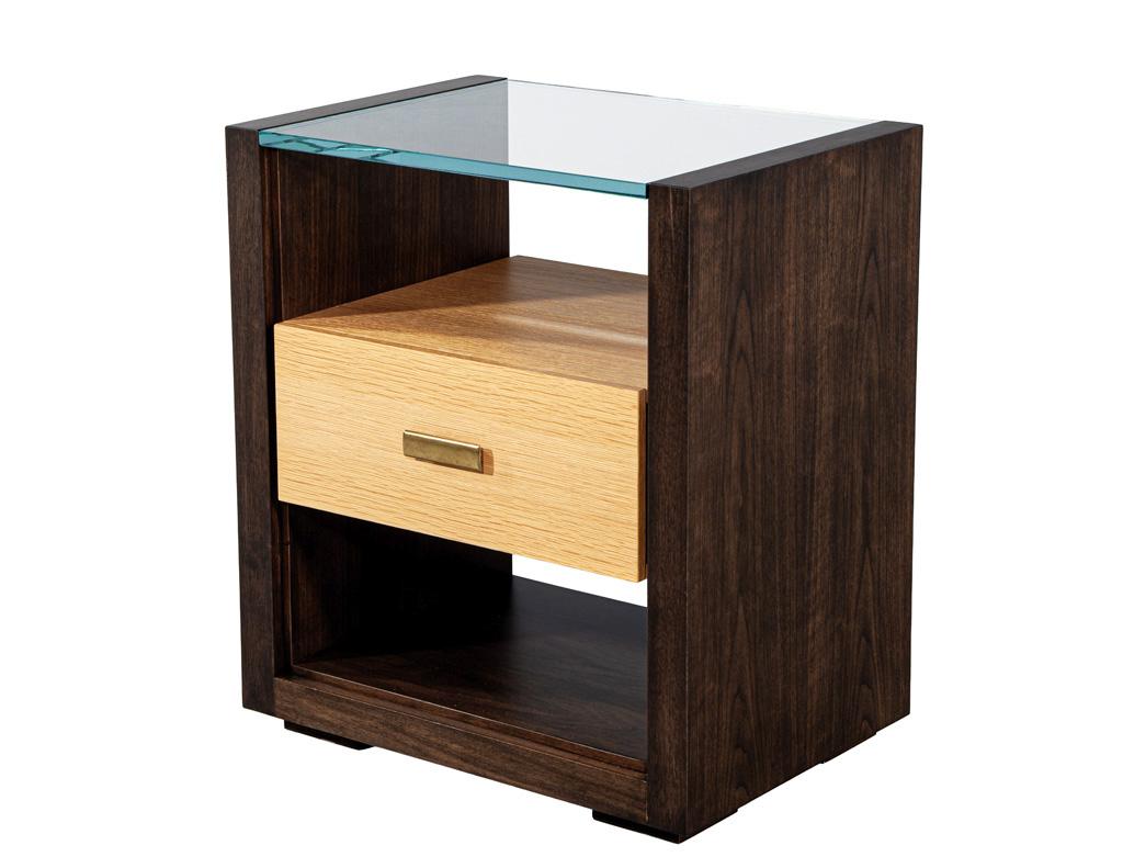 Pair of Walnut and Oak Large Glass Top Nightstand End Tables en venta 8