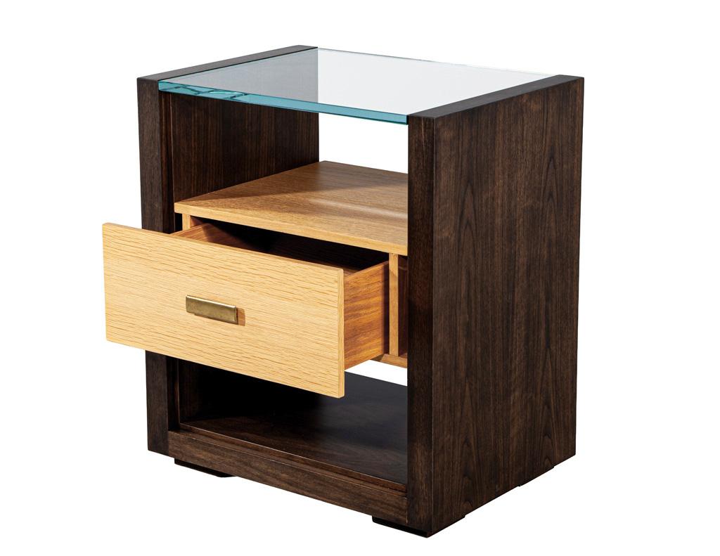 Pair of Walnut and Oak Large Glass Top Nightstand End Tables en venta 9