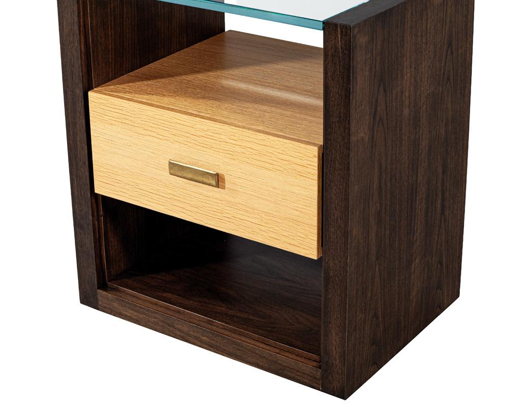 Pair of Walnut and Oak Large Glass Top Nightstand End Tables en venta 10
