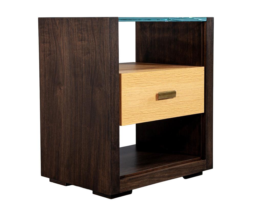 Pair of Walnut and Oak Large Glass Top Nightstand End Tables Moderno en venta