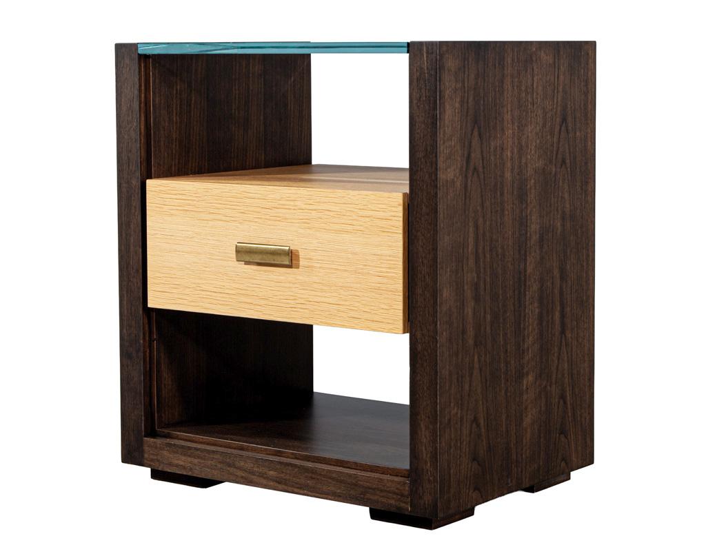 Pair of Walnut and Oak Large Glass Top Nightstand End Tables Estadounidense en venta