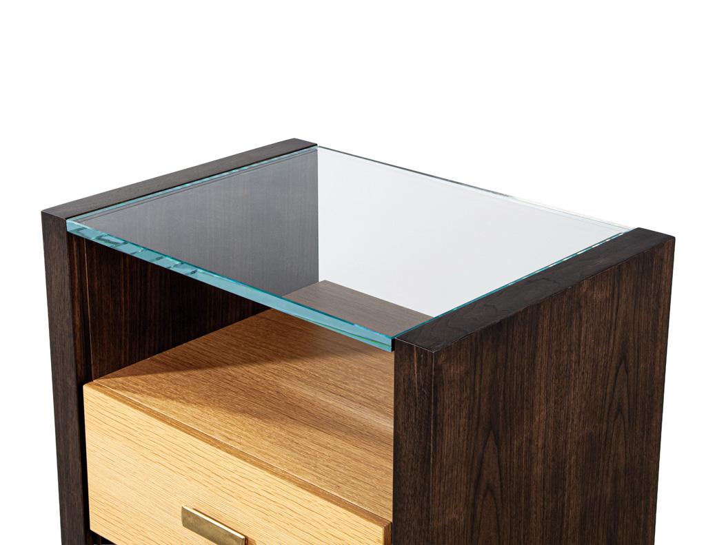Pair of Walnut and Oak Large Glass Top Nightstand End Tables Siglo XXI y contemporáneo en venta