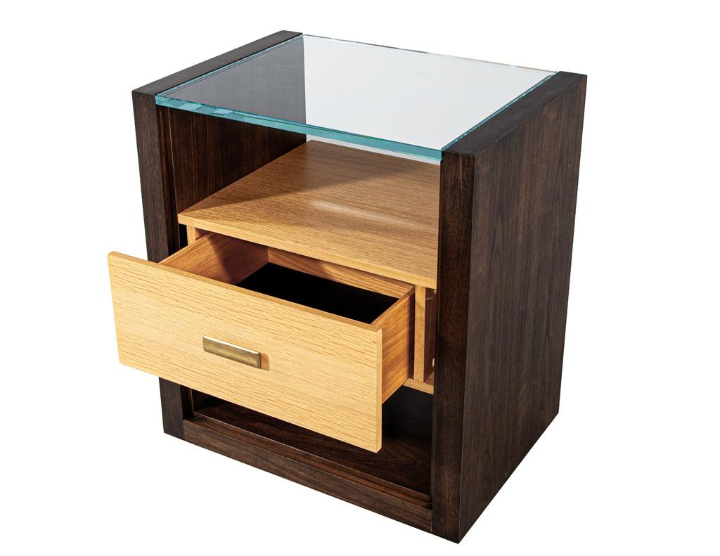 Pair of Walnut and Oak Large Glass Top Nightstand End Tables Metal en venta