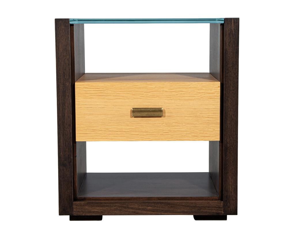 Pair of Walnut and Oak Large Glass Top Nightstand End Tables en venta 1