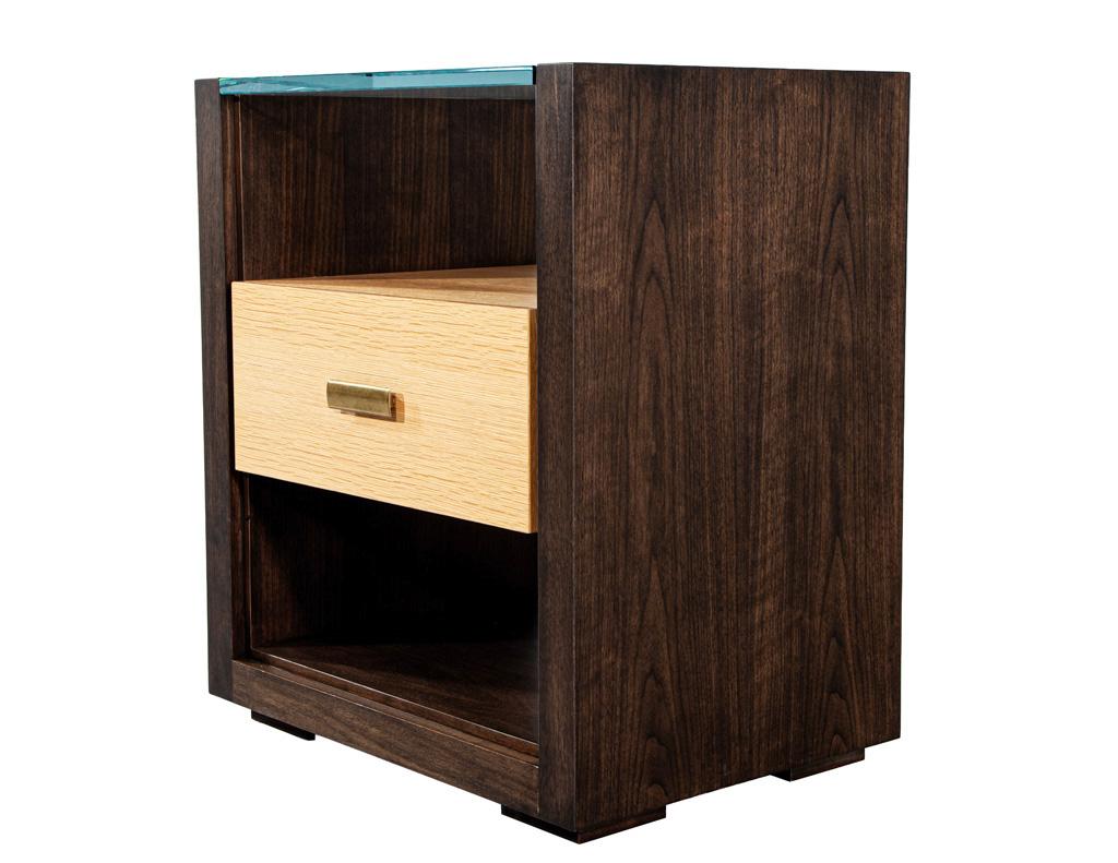 Pair of Walnut and Oak Large Glass Top Nightstand End Tables en venta 2