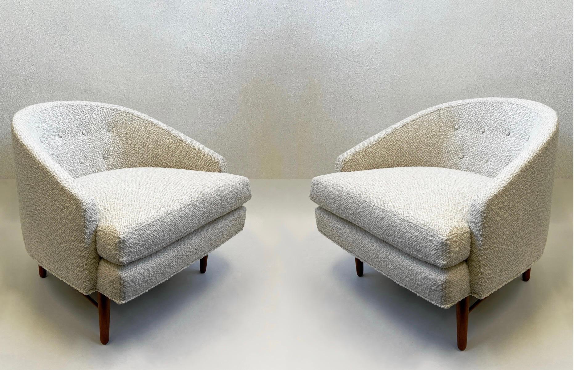 Pair of Walnut and Off White Fabric Lounge Chairs by Kipp Stewart  en vente 2