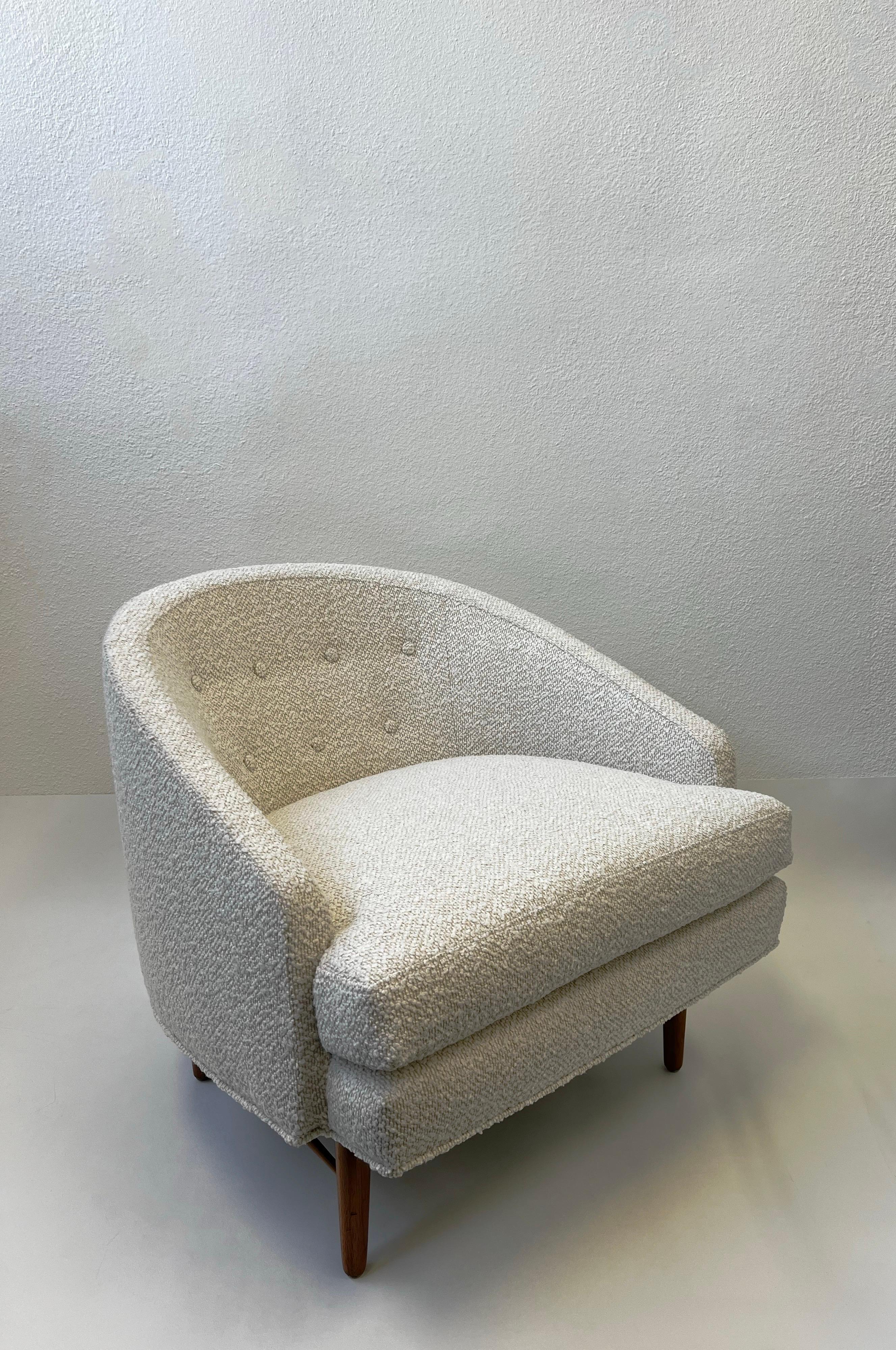 Américain Pair of Walnut and Off White Fabric Lounge Chairs by Kipp Stewart  en vente