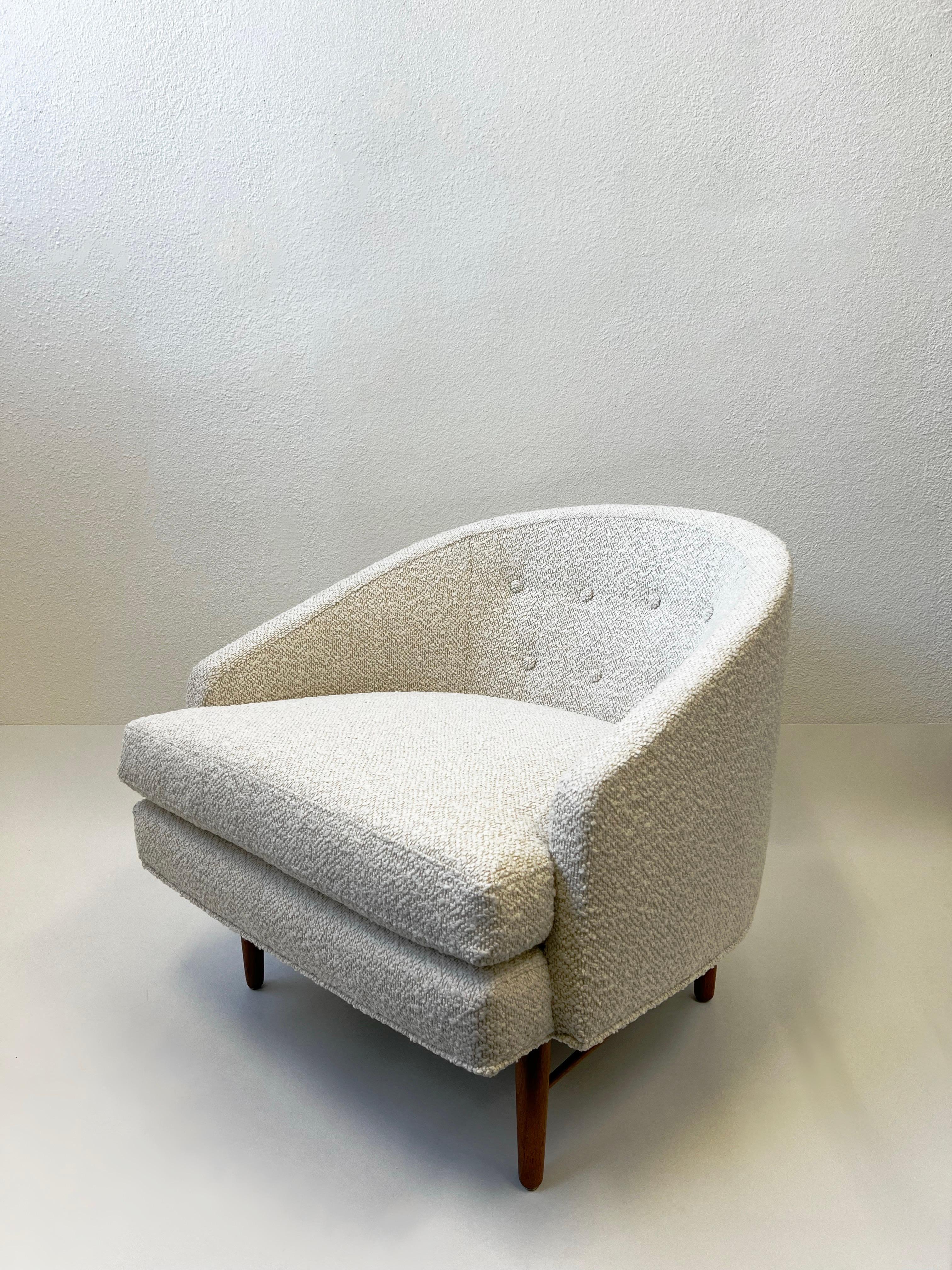 Sculpté à la main Pair of Walnut and Off White Fabric Lounge Chairs by Kipp Stewart  en vente