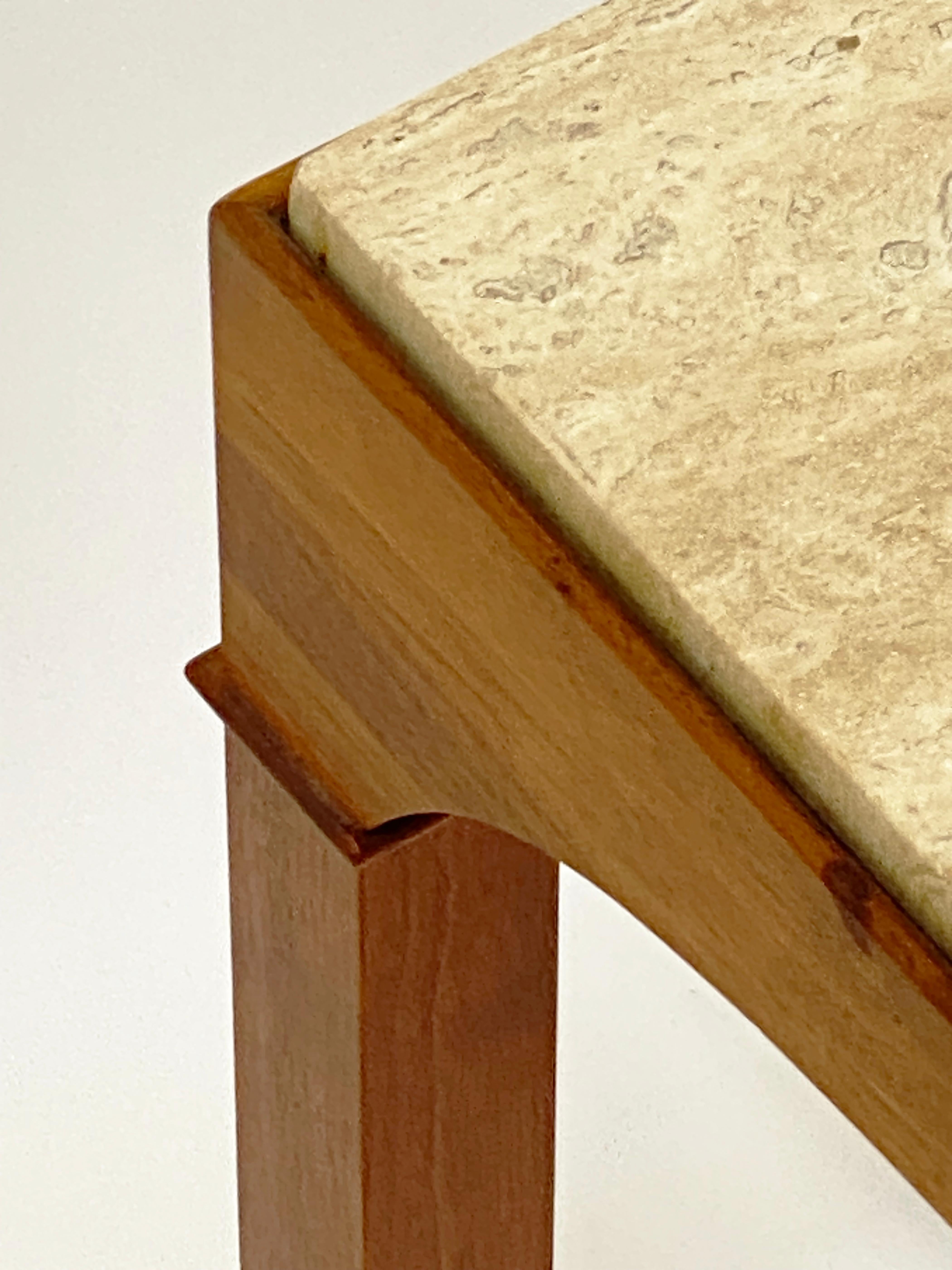 Pareja de mesas auxiliares de nogal y travertino de John Keal para Brown Saltman en venta 8