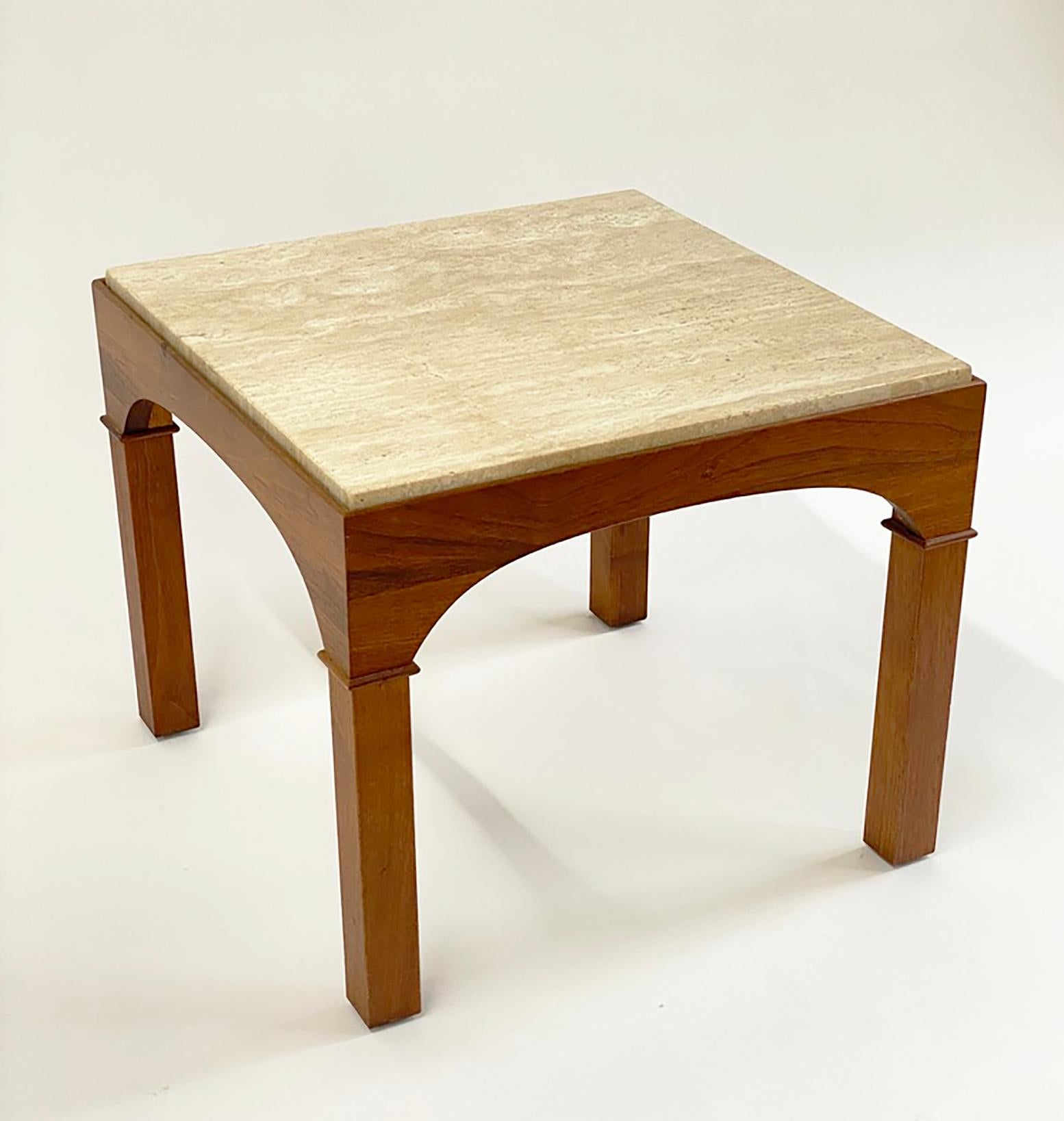 Pareja de mesas auxiliares de nogal y travertino de John Keal para Brown Saltman Moderno de mediados de siglo en venta