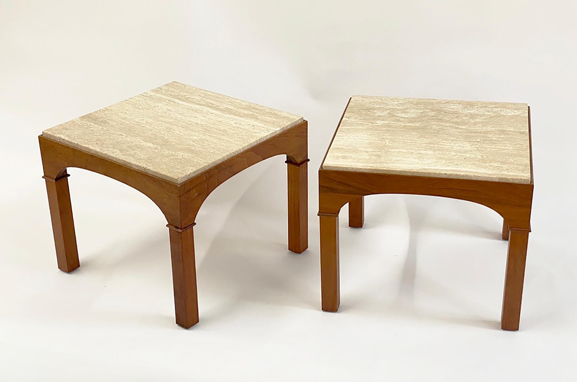 Pareja de mesas auxiliares de nogal y travertino de John Keal para Brown Saltman Estadounidense en venta