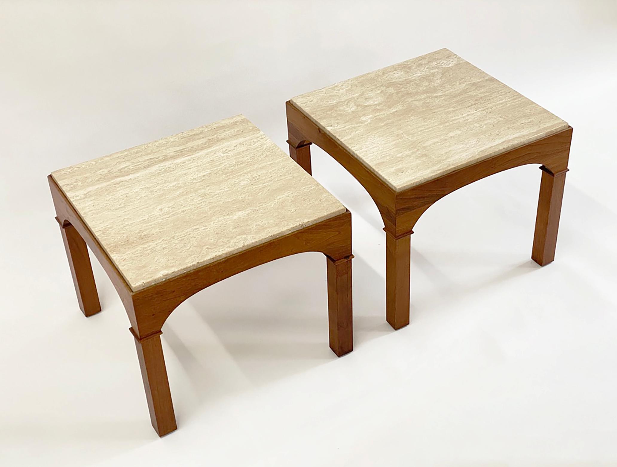 Pareja de mesas auxiliares de nogal y travertino de John Keal para Brown Saltman en Bueno estado para la venta en Minneapolis, MN
