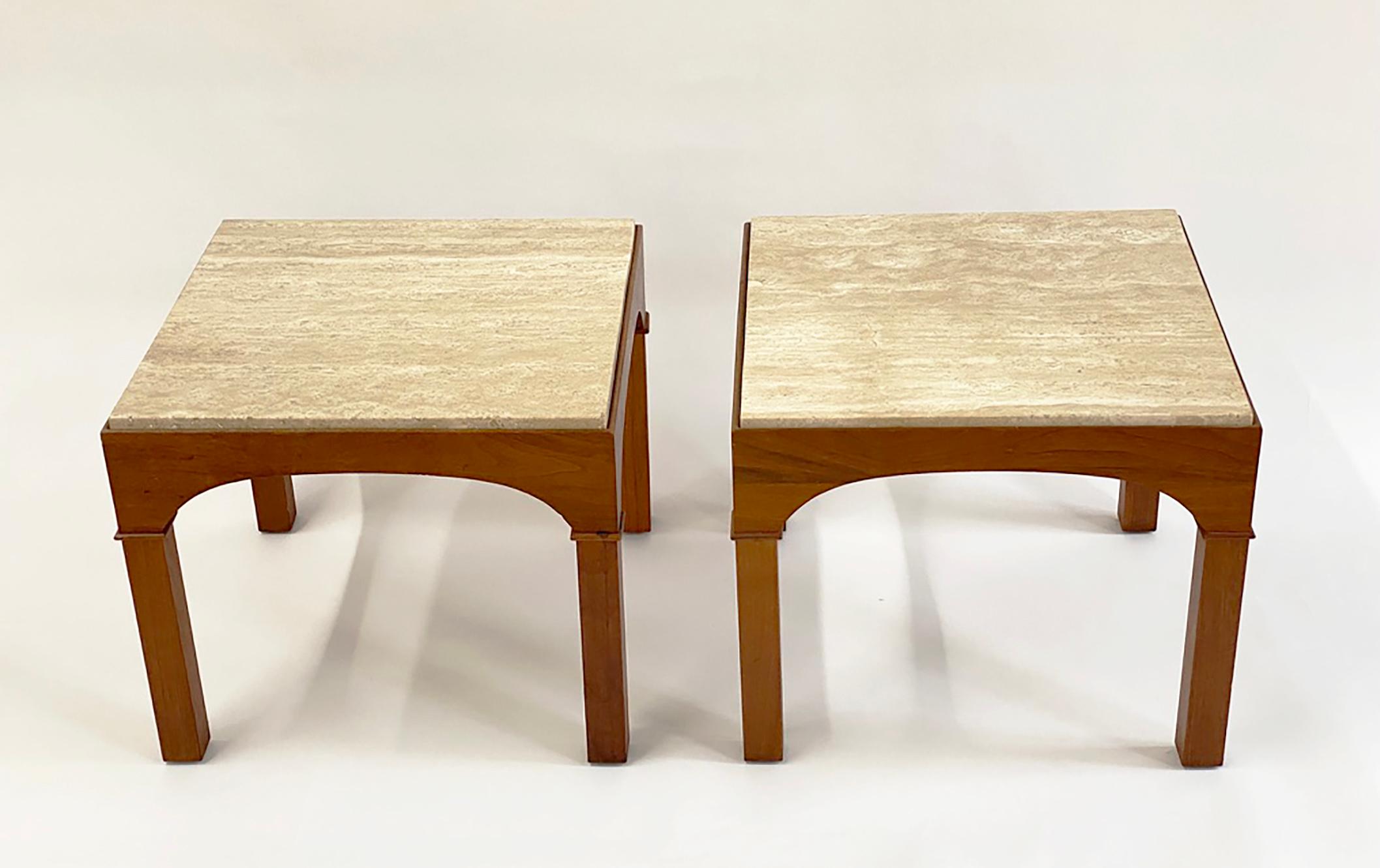 Pareja de mesas auxiliares de nogal y travertino de John Keal para Brown Saltman siglo XX en venta