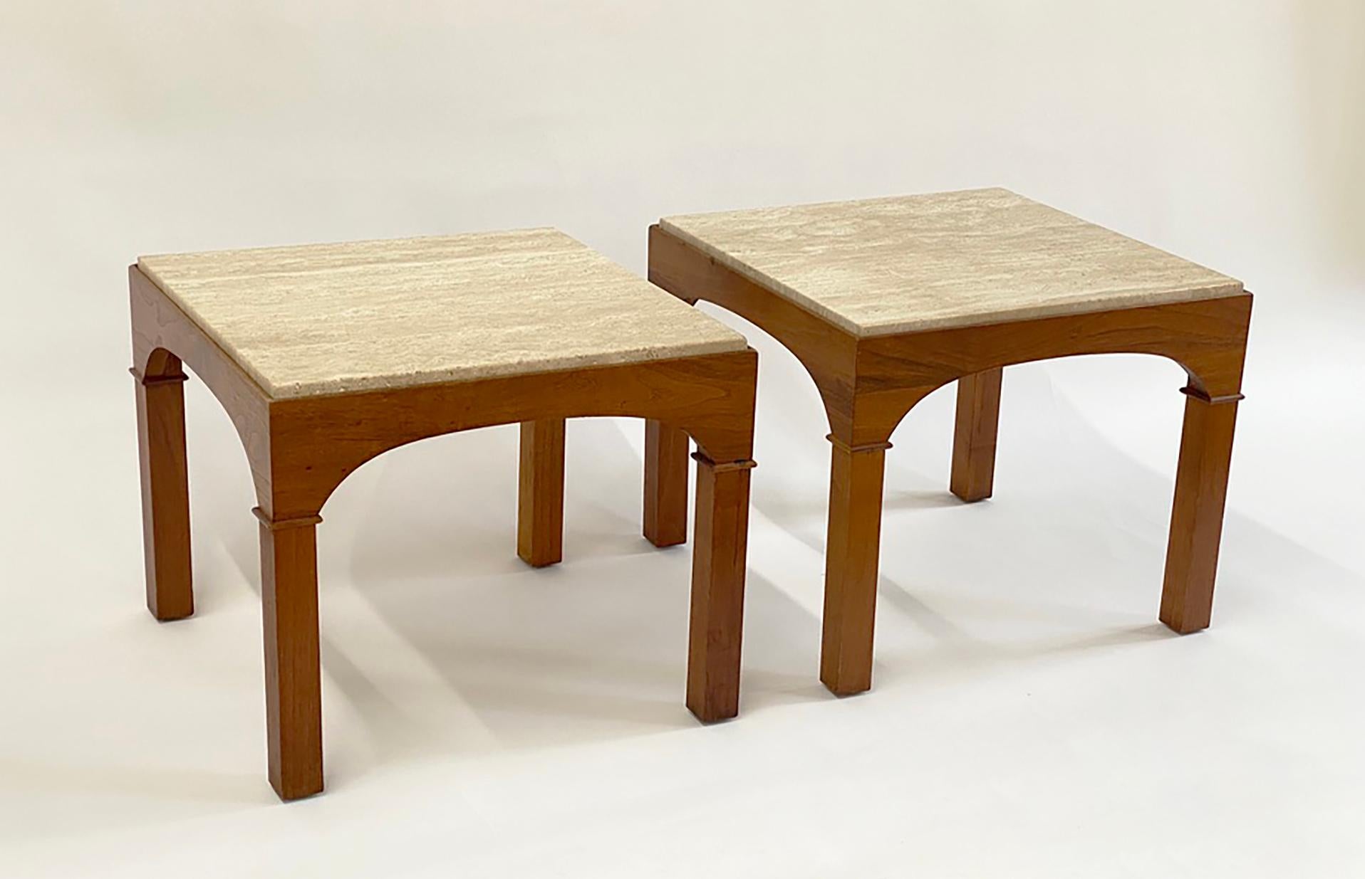 Pareja de mesas auxiliares de nogal y travertino de John Keal para Brown Saltman Travertino en venta